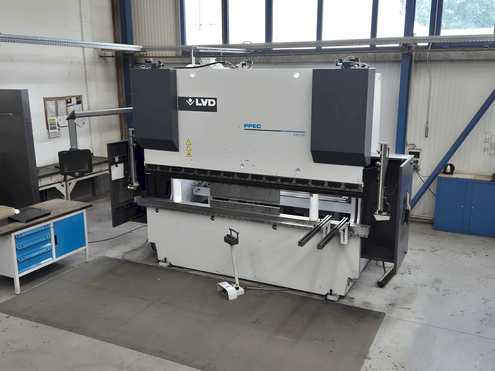 Prikaz stroja LVD PPEC 135/30 sprijeda