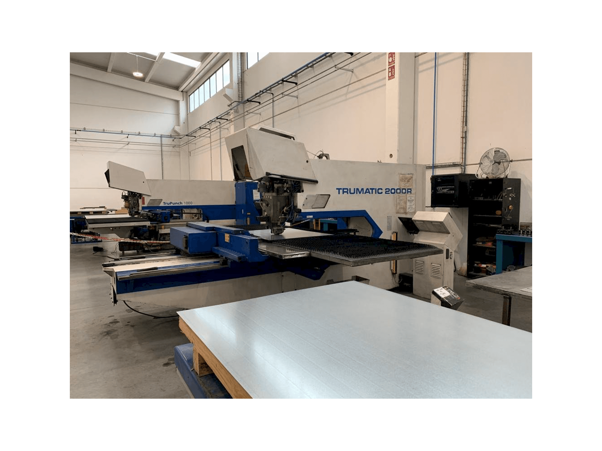 Prikaz stroja Trumpf Trumatic 2000 R sprijeda