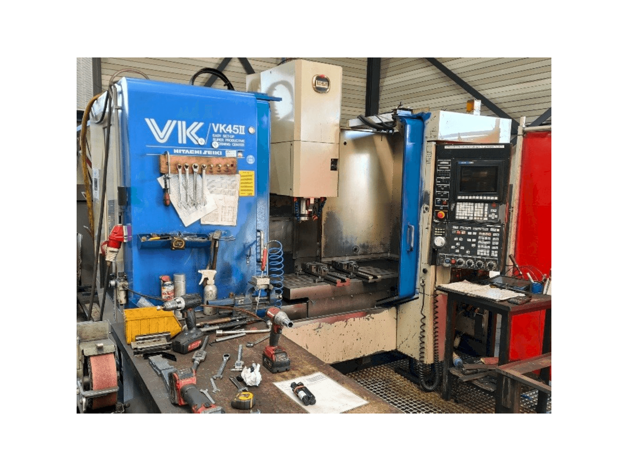 Prikaz stroja HITACHI SEIKI VK45II sprijeda