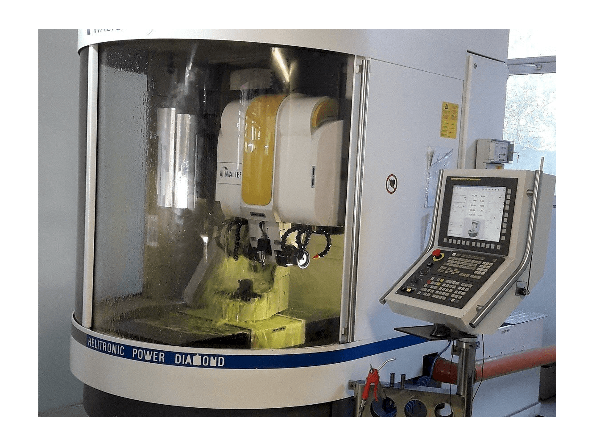 Prikaz stroja Walter Helitronic Power F sprijeda