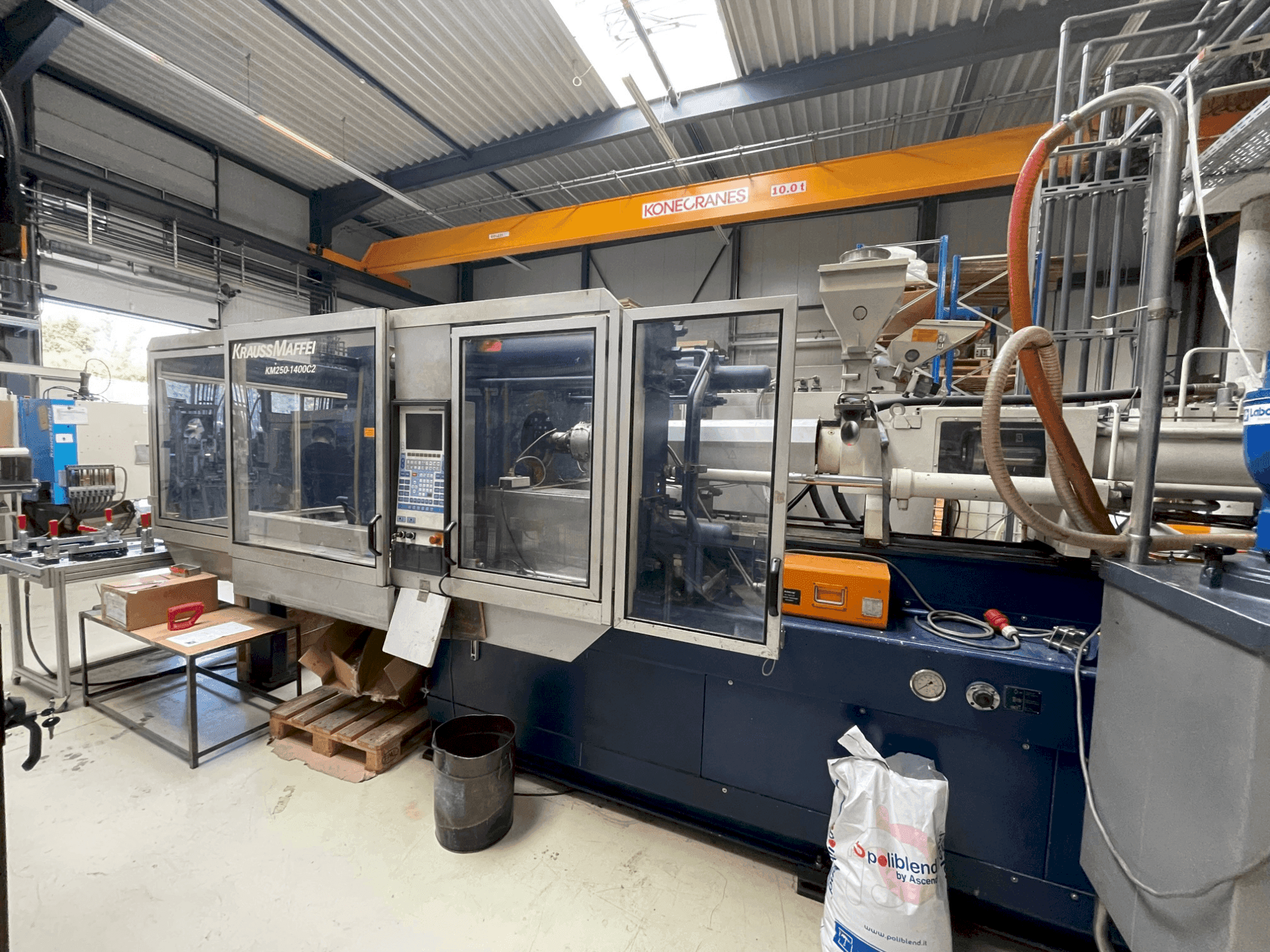 Prikaz stroja Krauss Maffei 250-1400 C2 sprijeda