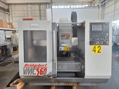 Vertikalni obradni centar Bridgeport VMC 560/22, prednji pogled, s upravljačkom pločom, držačem alata i radnim prostorom.