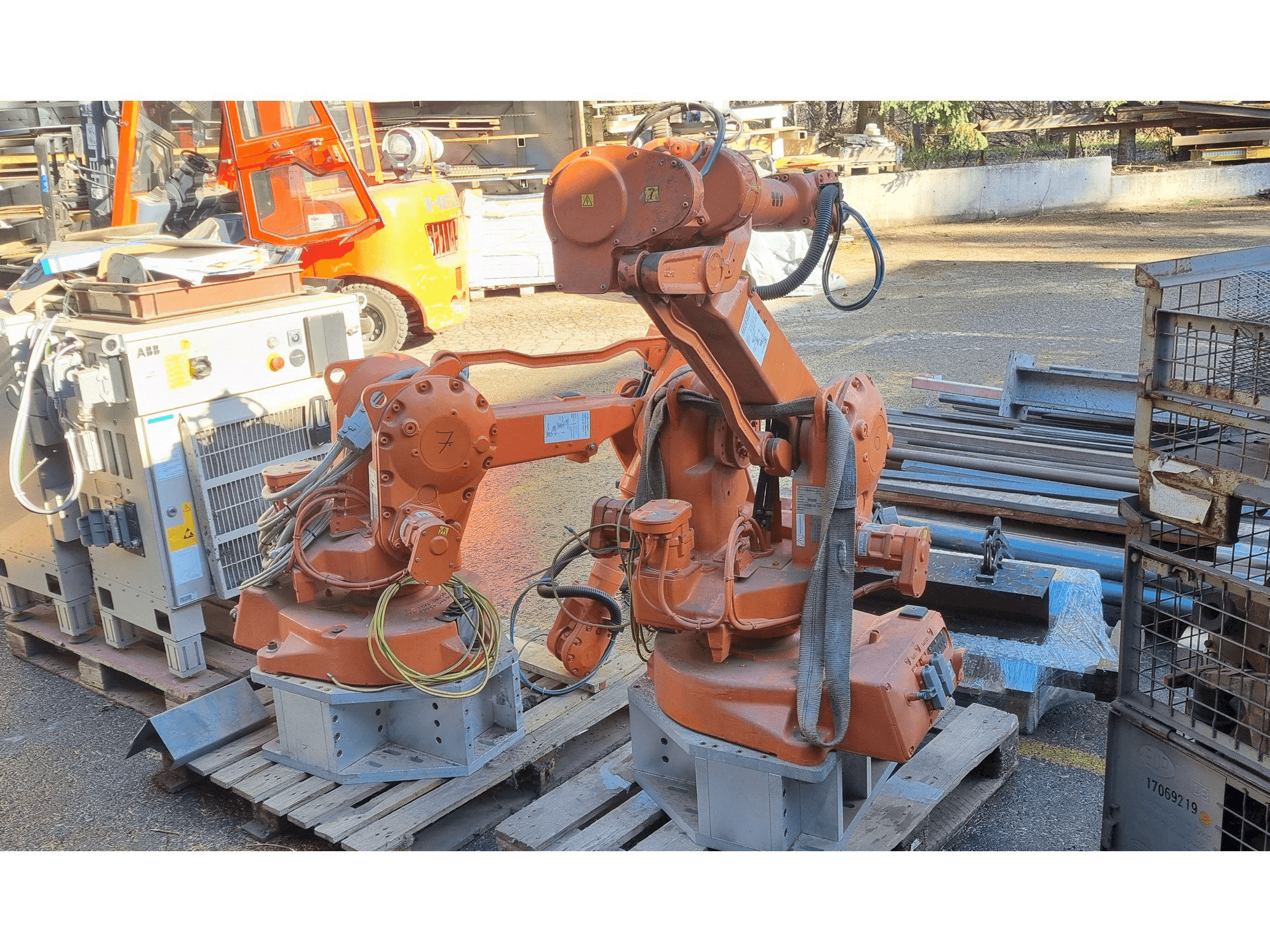 Prikaz stroja ABB IRB2400 M2000 sprijeda