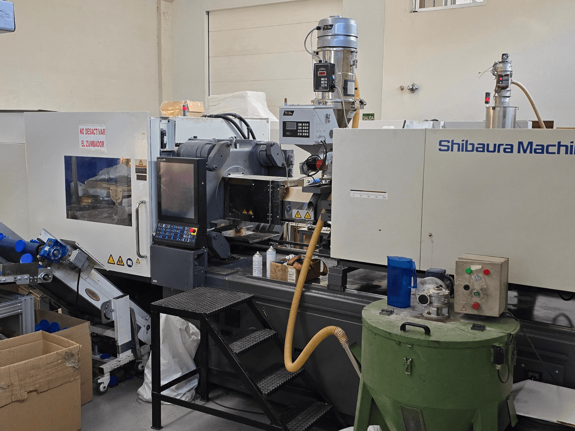 Prednji pogled na električni stroj za brizganje plastike SHIBAURA EC230SXIII-8A s upravljačkom pločom i pripadajućom opremom.