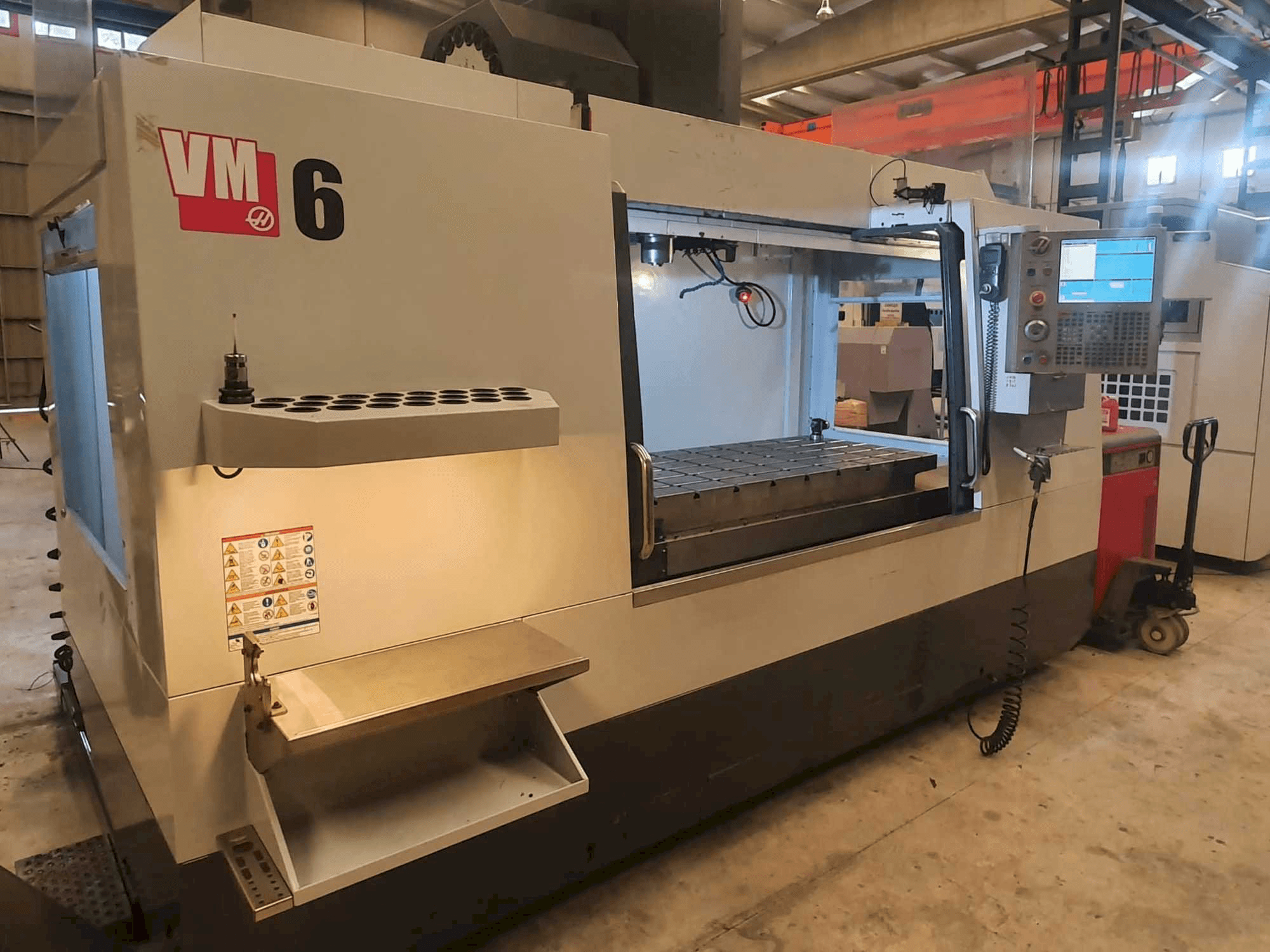 Prikaz stroja HAAS VM6 sprijeda