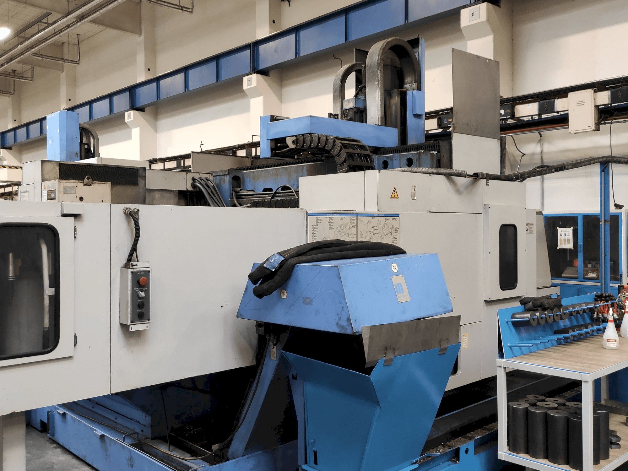 Prikaz stroja Mazak FJV 60/80 sprijeda