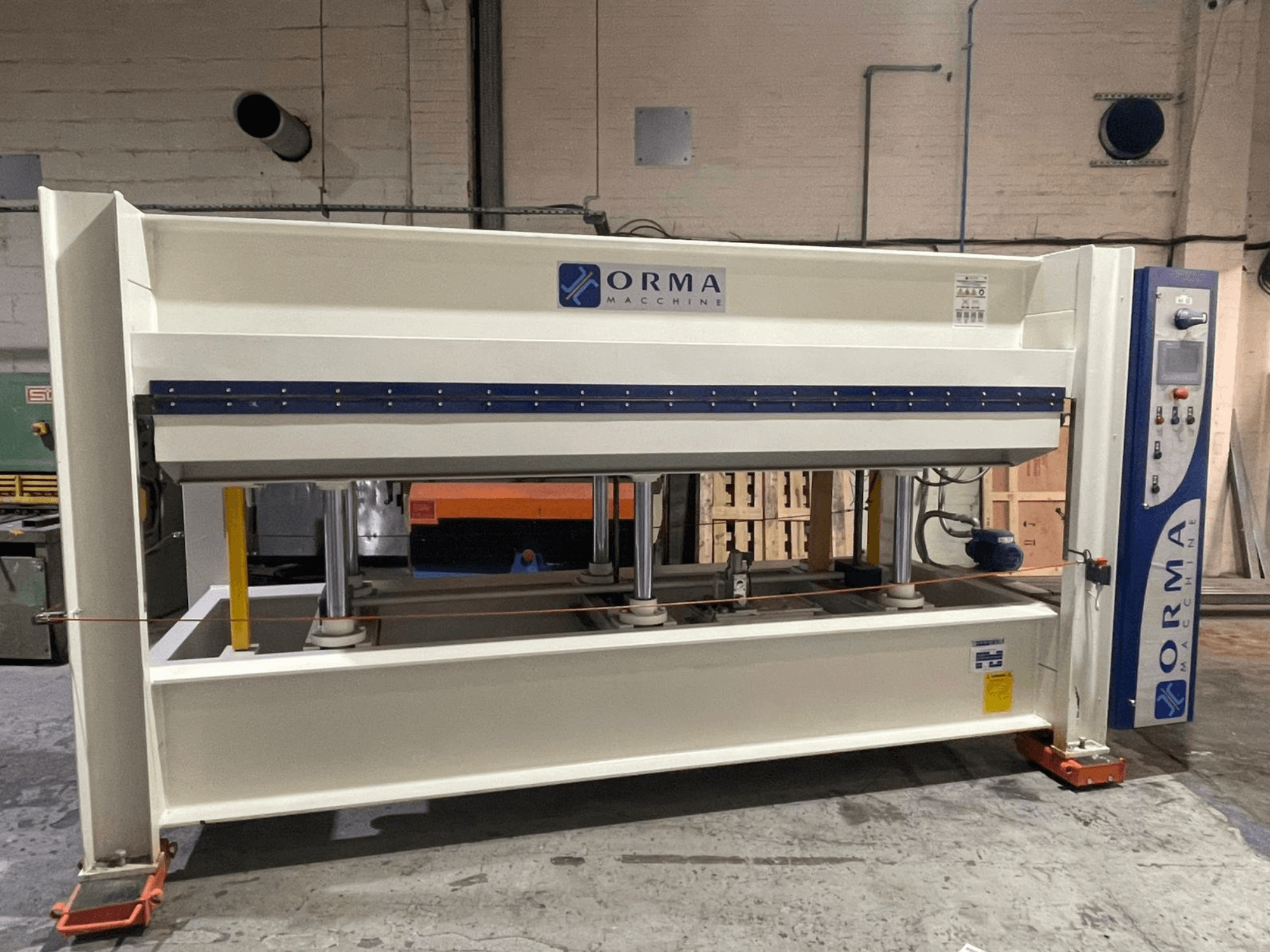 ORMA strojna hidraulična preša, prednji pogled, sa srebrnom završnom obradom, upravljačkom pločom s desne strane i uspravnim klipovima za prešanje.