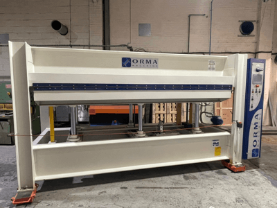 ORMA strojna hidraulična preša, prednji pogled, sa srebrnom završnom obradom, upravljačkom pločom s desne strane i uspravnim klipovima za prešanje.