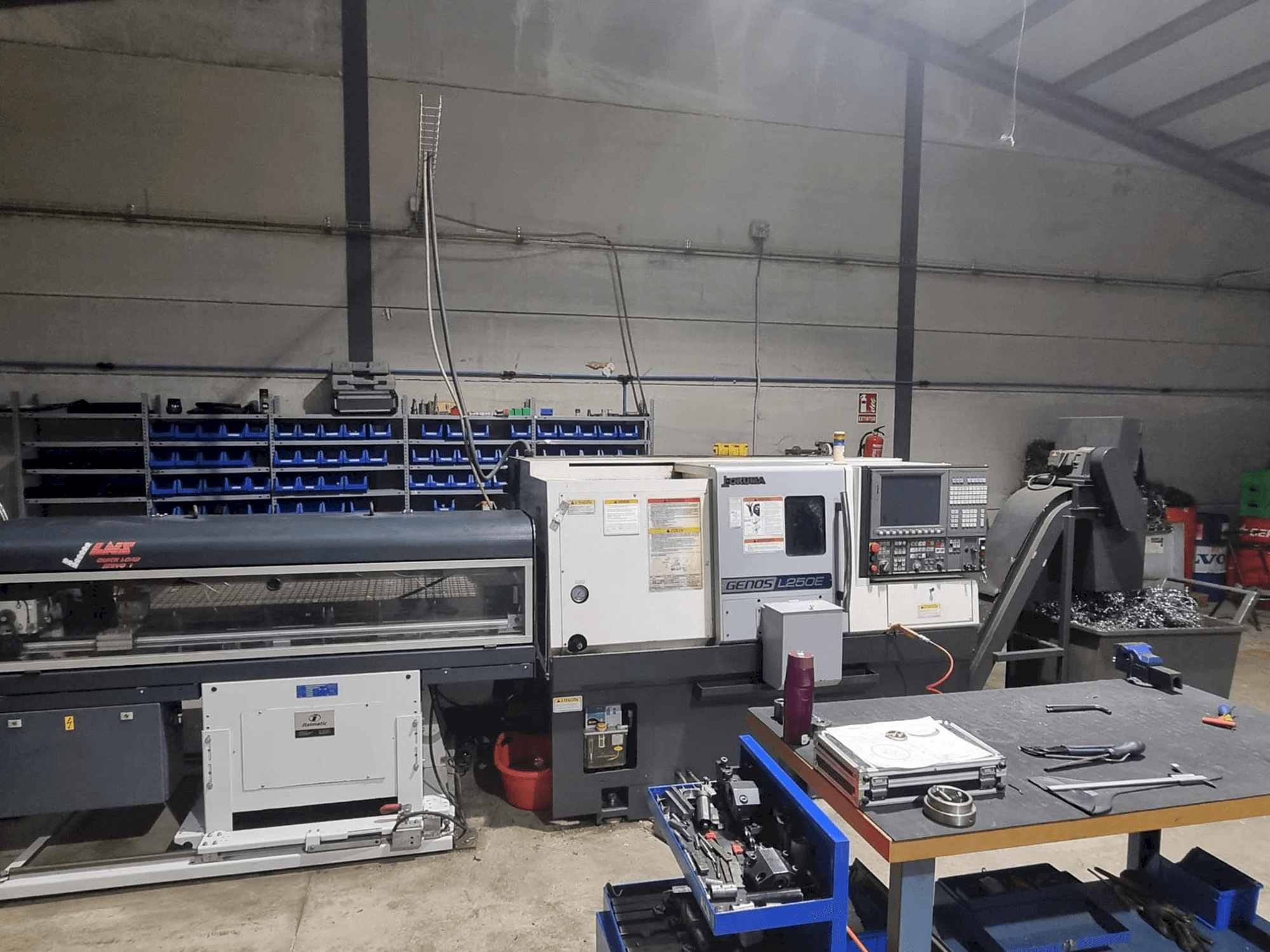 Prikaz stroja Okuma L250E sprijeda