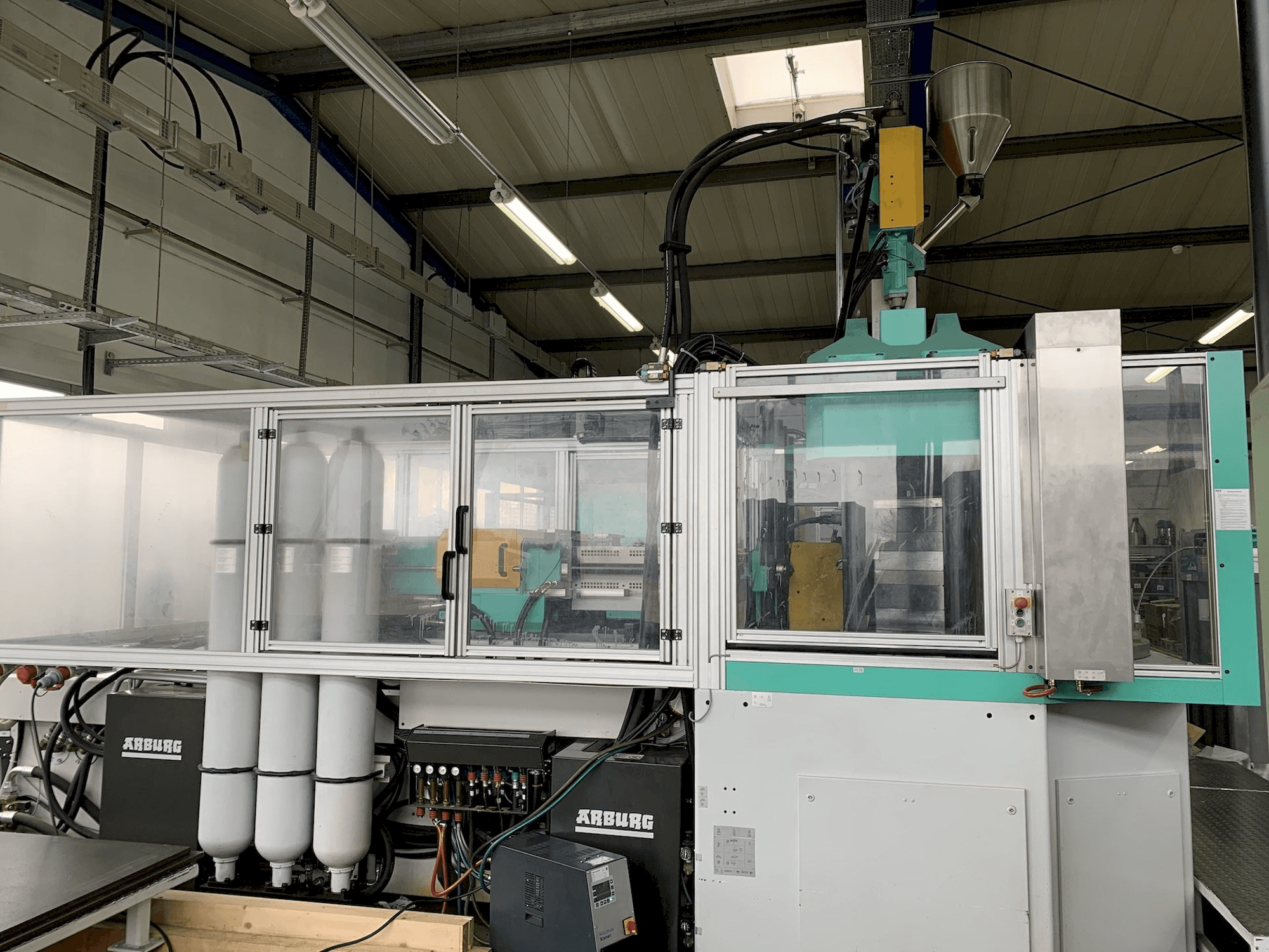 Prikaz stroja Arburg Allrounder 1500 T 2500-400 sprijeda