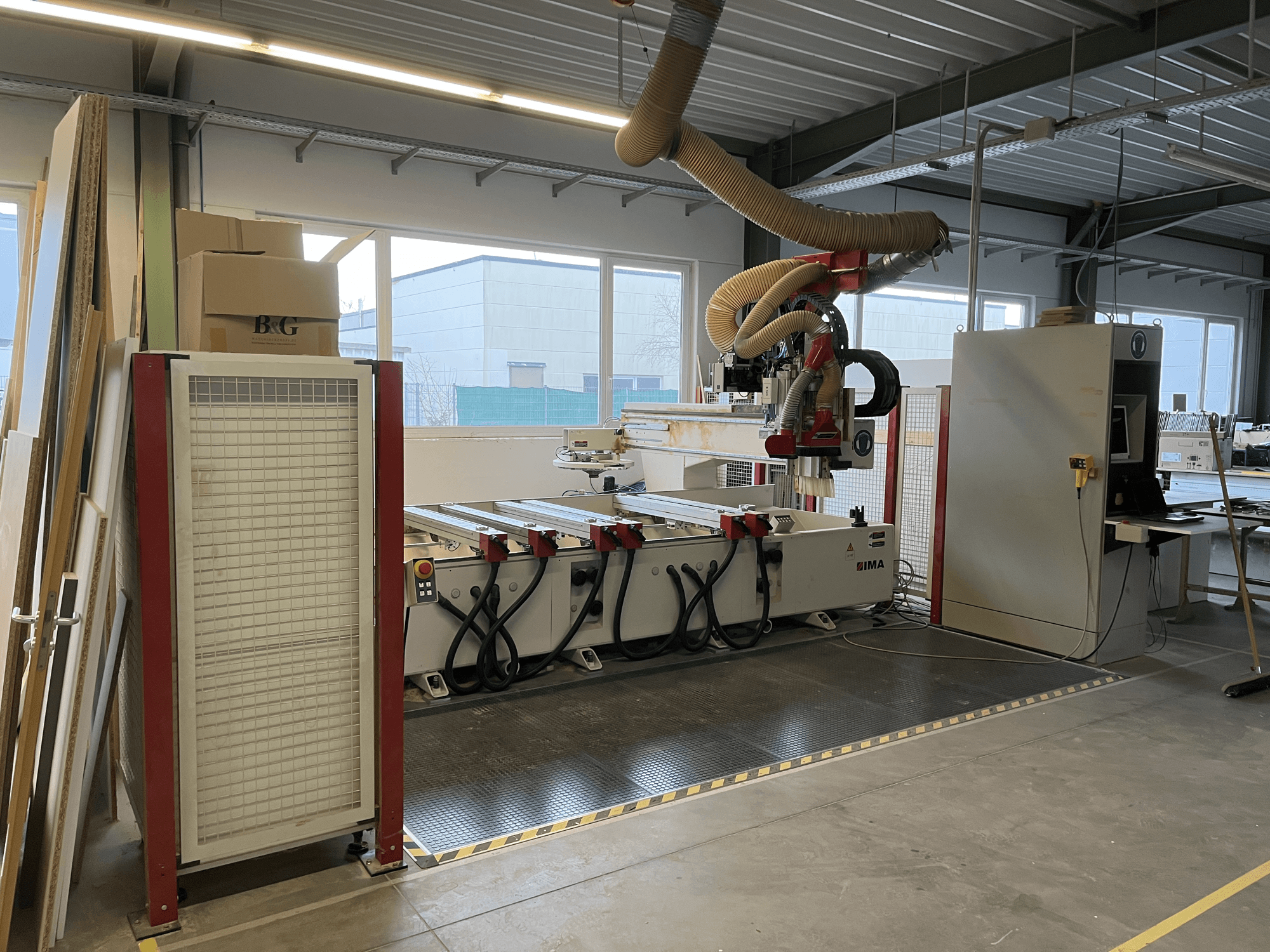 CNC centar za obradu drva IMA BIMA 410 u radionici, bočni pogled s vidljivom upravljačkom pločom i sustavom za usisavanje prašine.