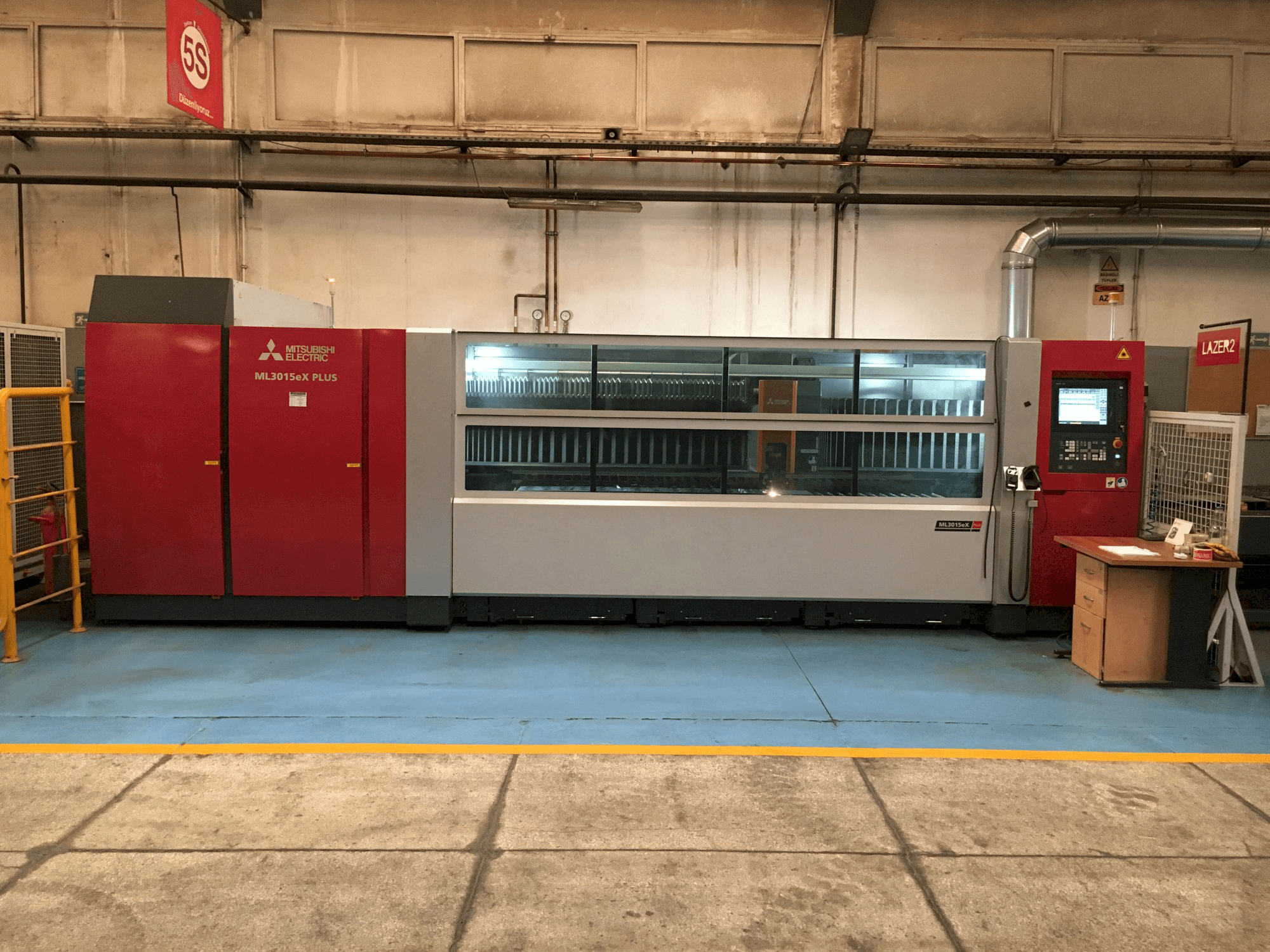 Prikaz stroja Mitsubishi MI3015eX-Plus sprijeda