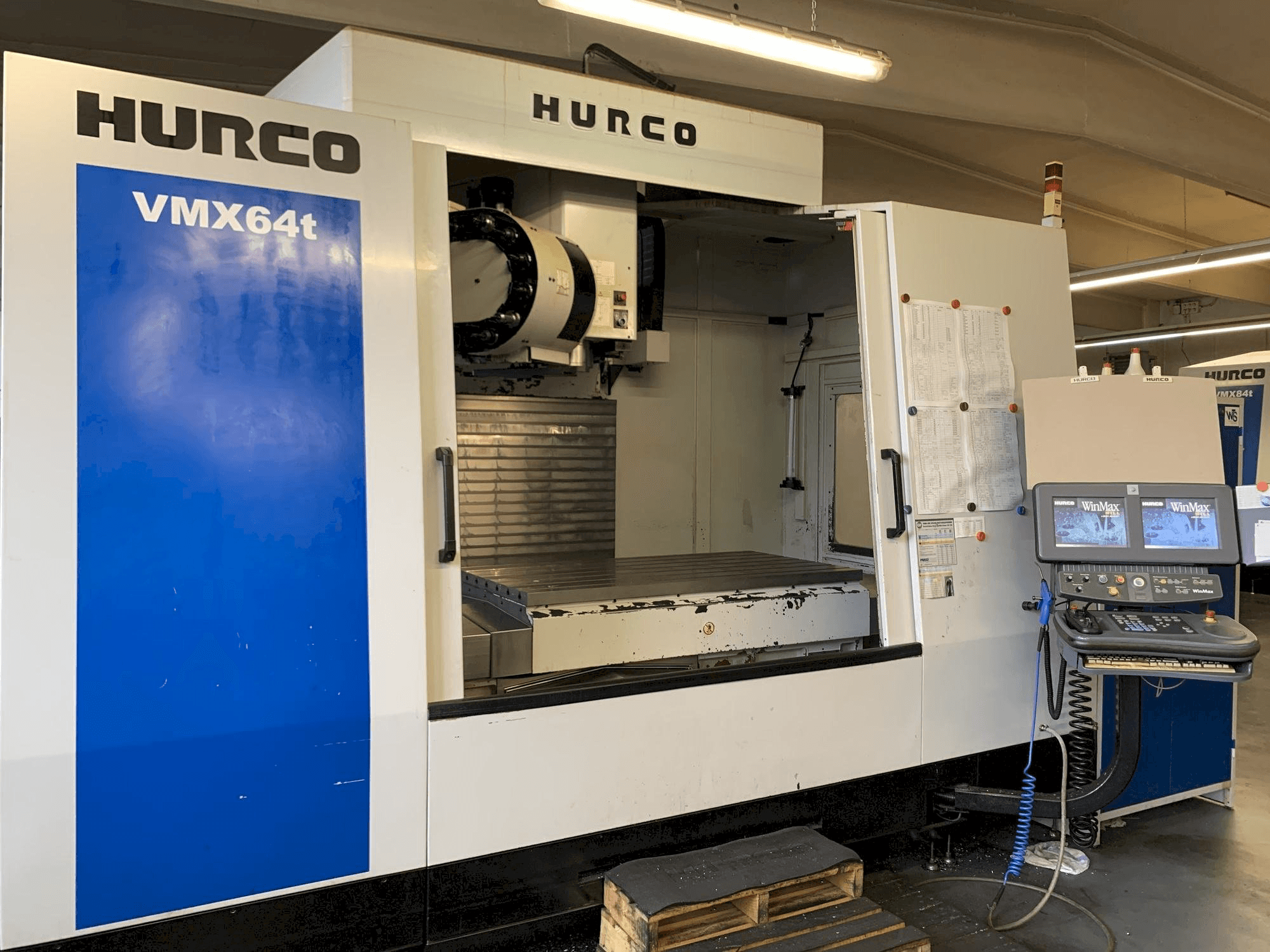 Prikaz stroja Hurco VMX 64 T sprijeda