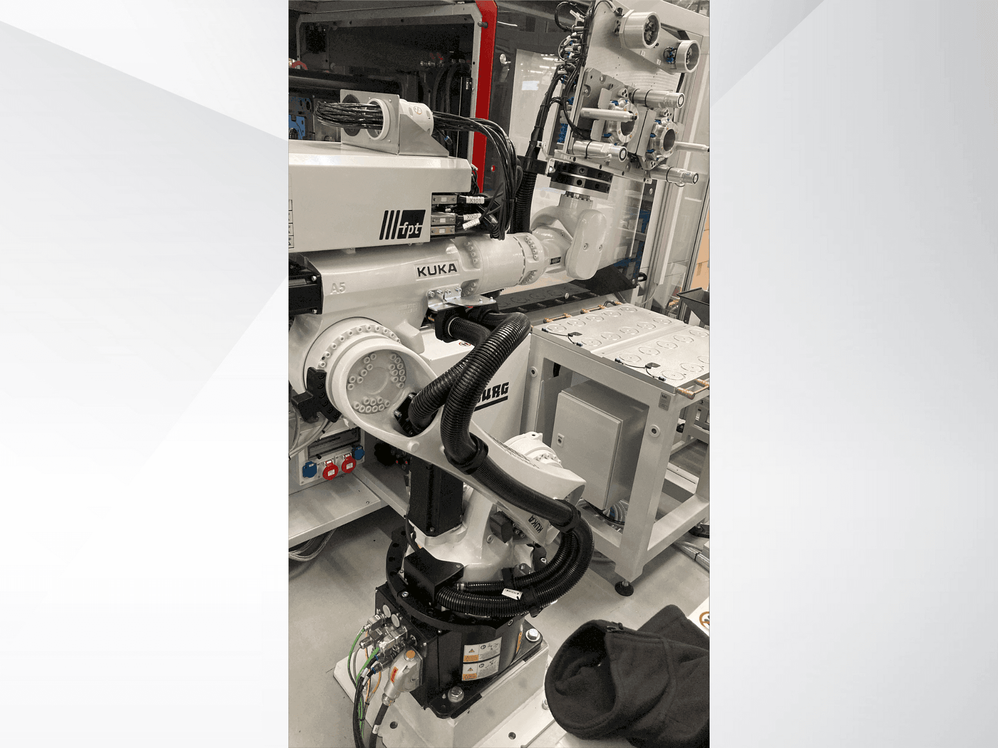 Prikaz stroja KUKA KR 22 R1610-2 sprijeda