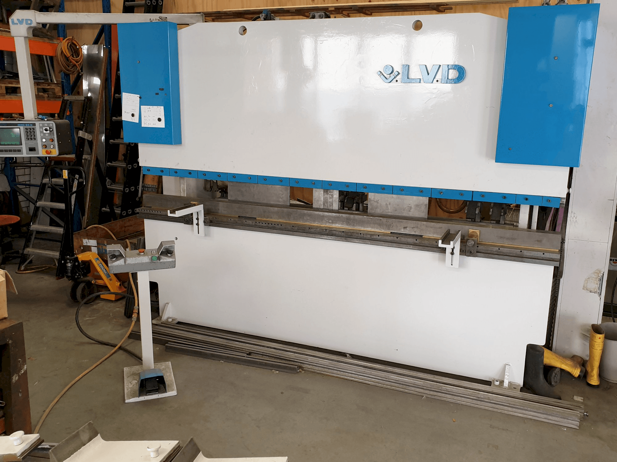 Prikaz stroja LVD PPI 135/30 zdesna