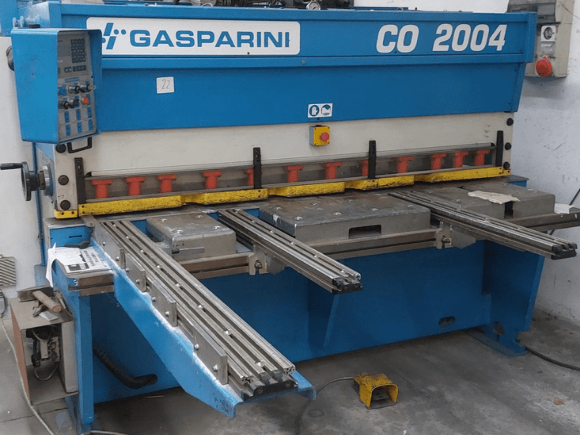 Hidraulički stroj za rezanje GASPARINI CO/2004, prednji pogled, s upravljačkom pločom i metalnim krevetima za rezanje s kliznim šinama.