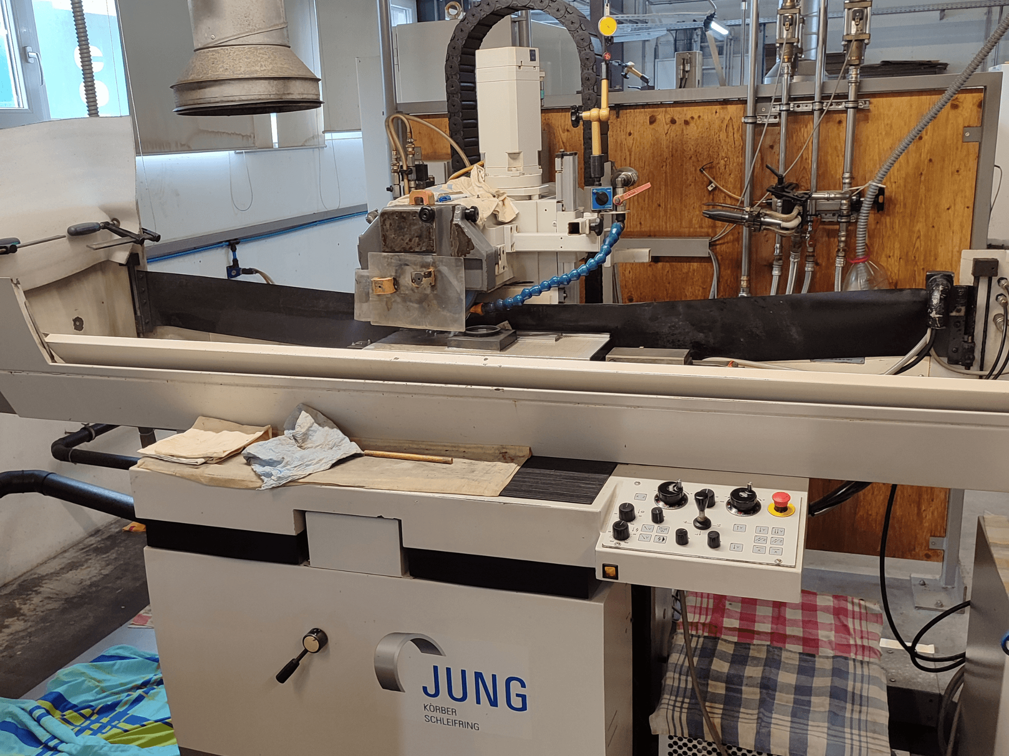 BLOHM JUNG JE 525 P stroj za površinsko brušenje, prednji pogled, s upravljačkim elementima i postavkama brusne ploče.