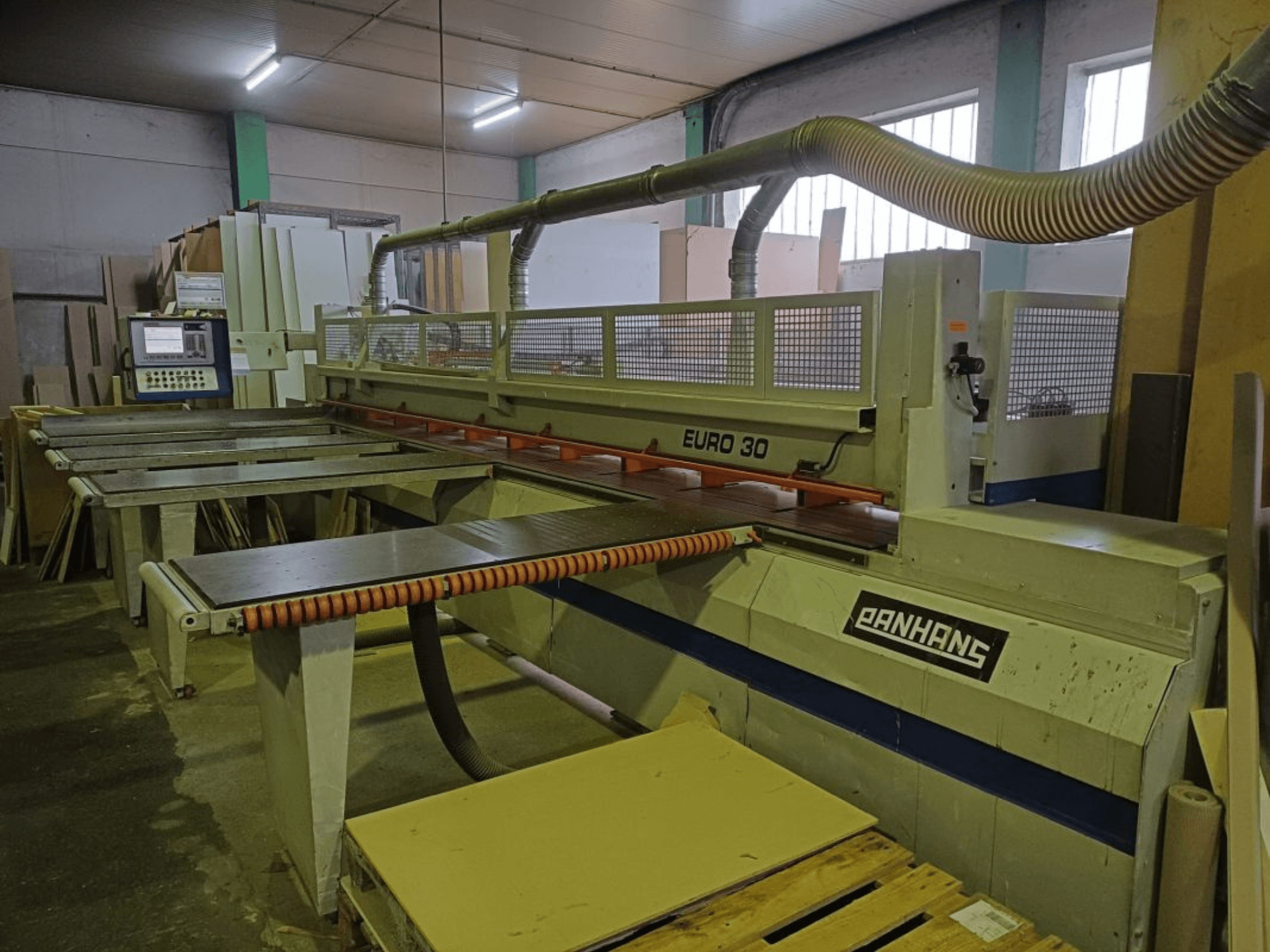 Prednji pogled na panelnu pilu PANHANS EURO 30 s upravljačkom pločom, stolom za rezanje i crijevom za usisavanje prašine u radioničkom okruženju.