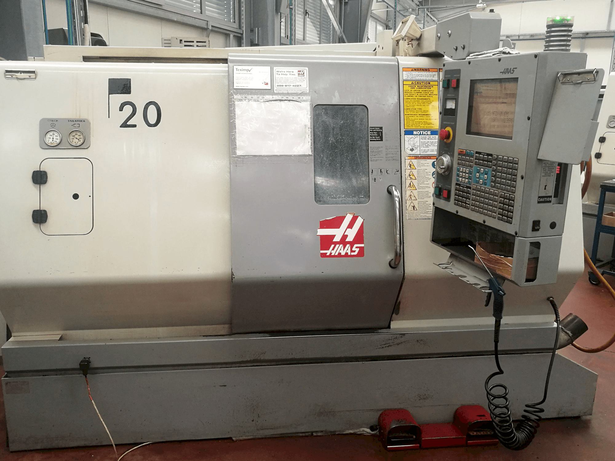 Prikaz stroja HAAS SL-20THE sprijeda