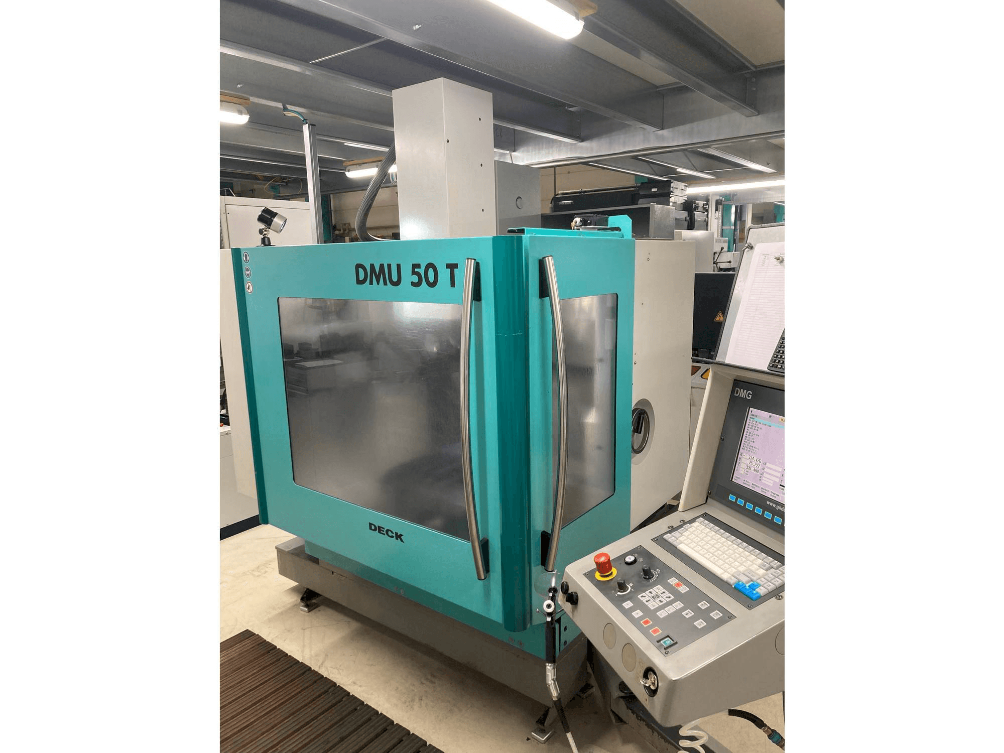 Prikaz stroja DMG DMU 50 T sprijeda