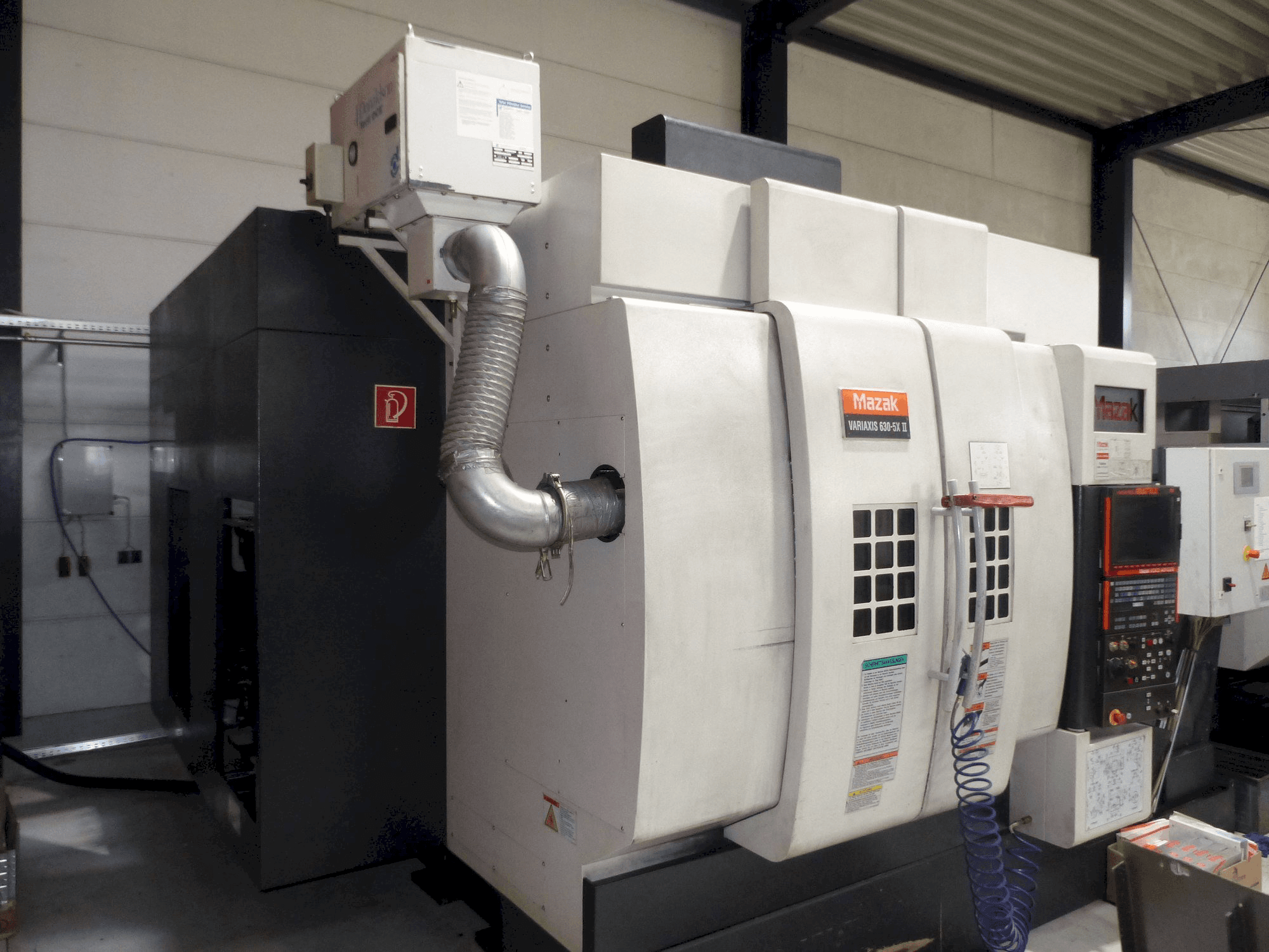 Prikaz lijeve strane stroja Mazak Variaxis 630-5x II