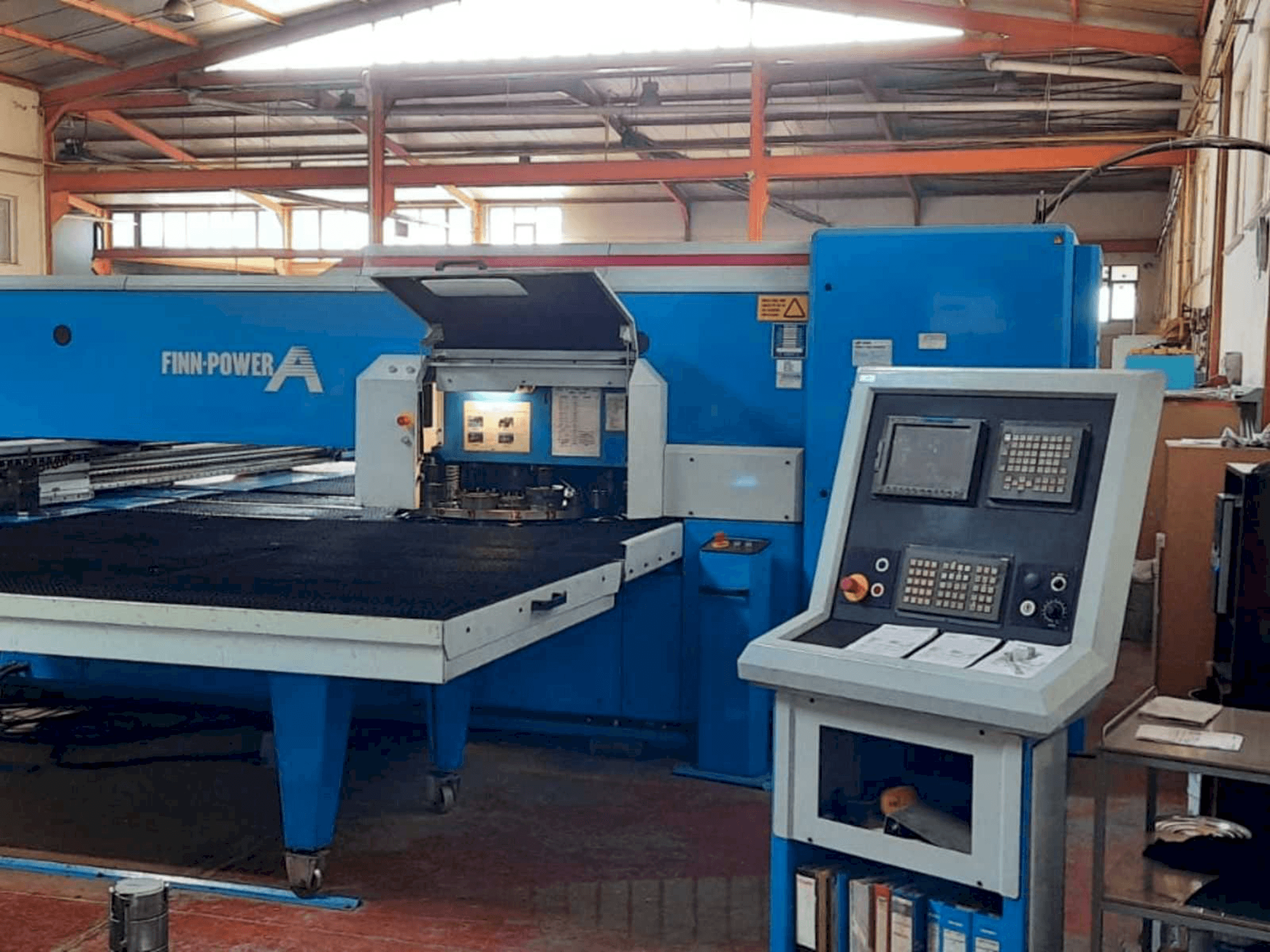 Prikaz stroja Finn-Power A525F sprijeda