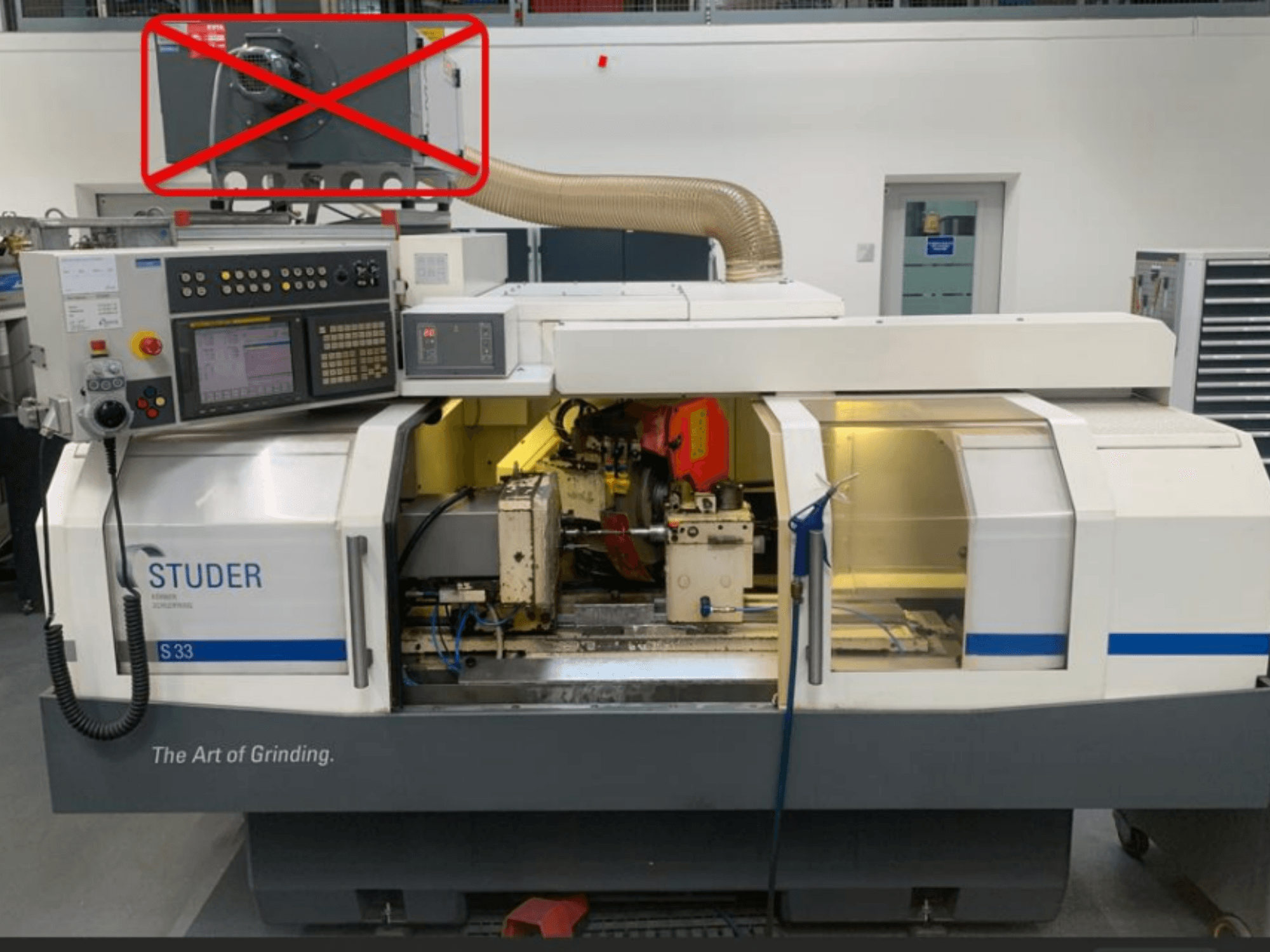 Studer S33 cilindrična brusilica, prednji pogled s upravljačkom pločom i komponentama za brušenje s vidljivim električnim priključcima.