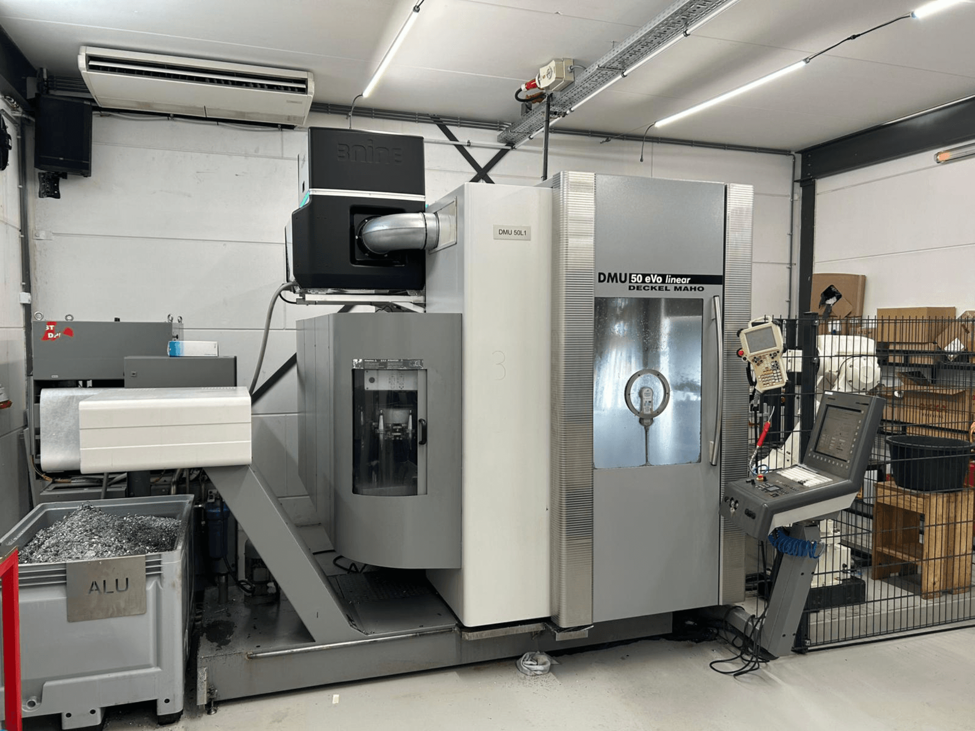 Linearna glodalica DMU 50 eVo tvrtke Deckel Maho, prednji pogled, s upravljačkom pločom i spremnikom za strugotinu.