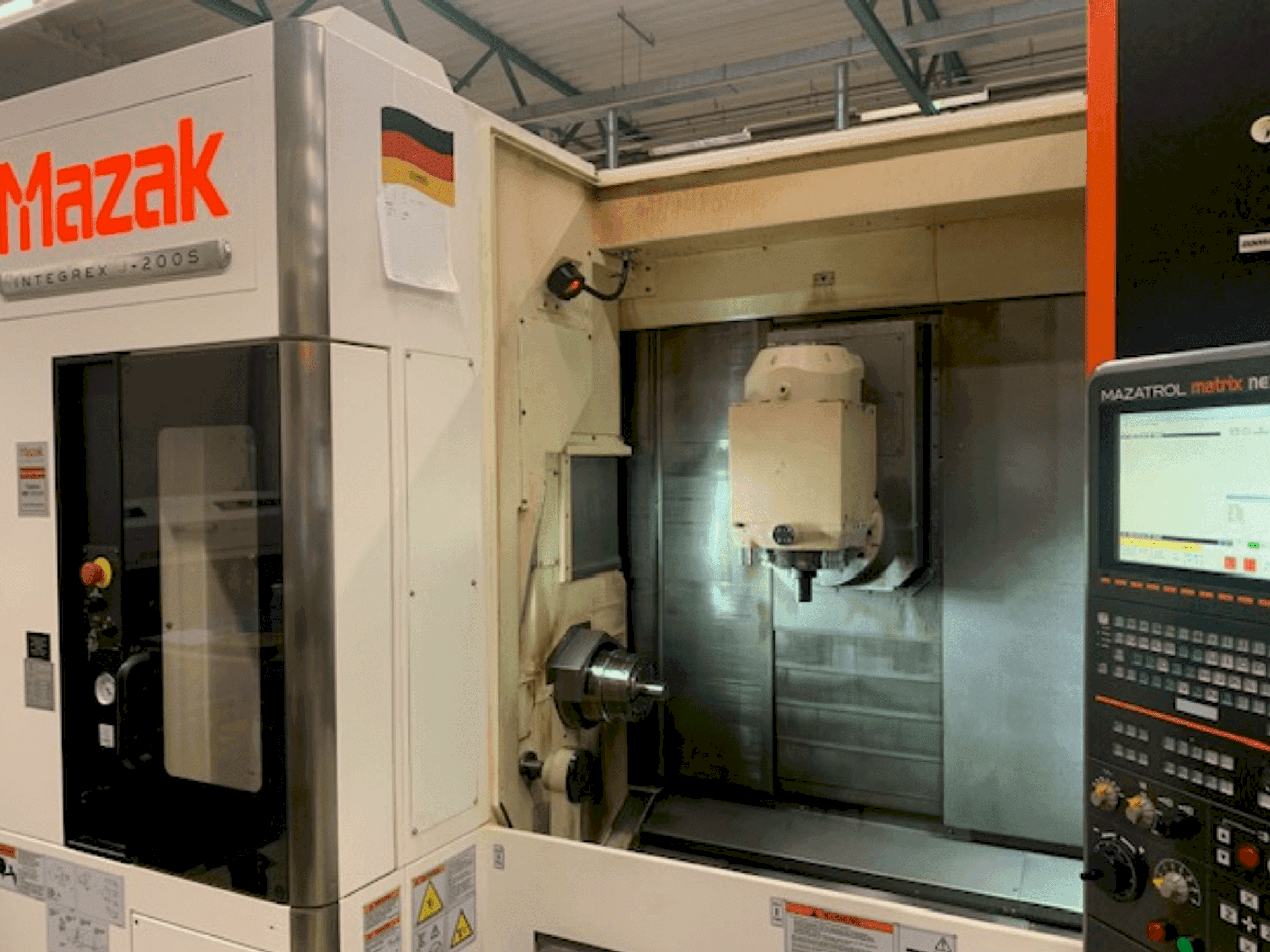 Prikaz stroja Mazak INTEGREX J-200 S sprijeda