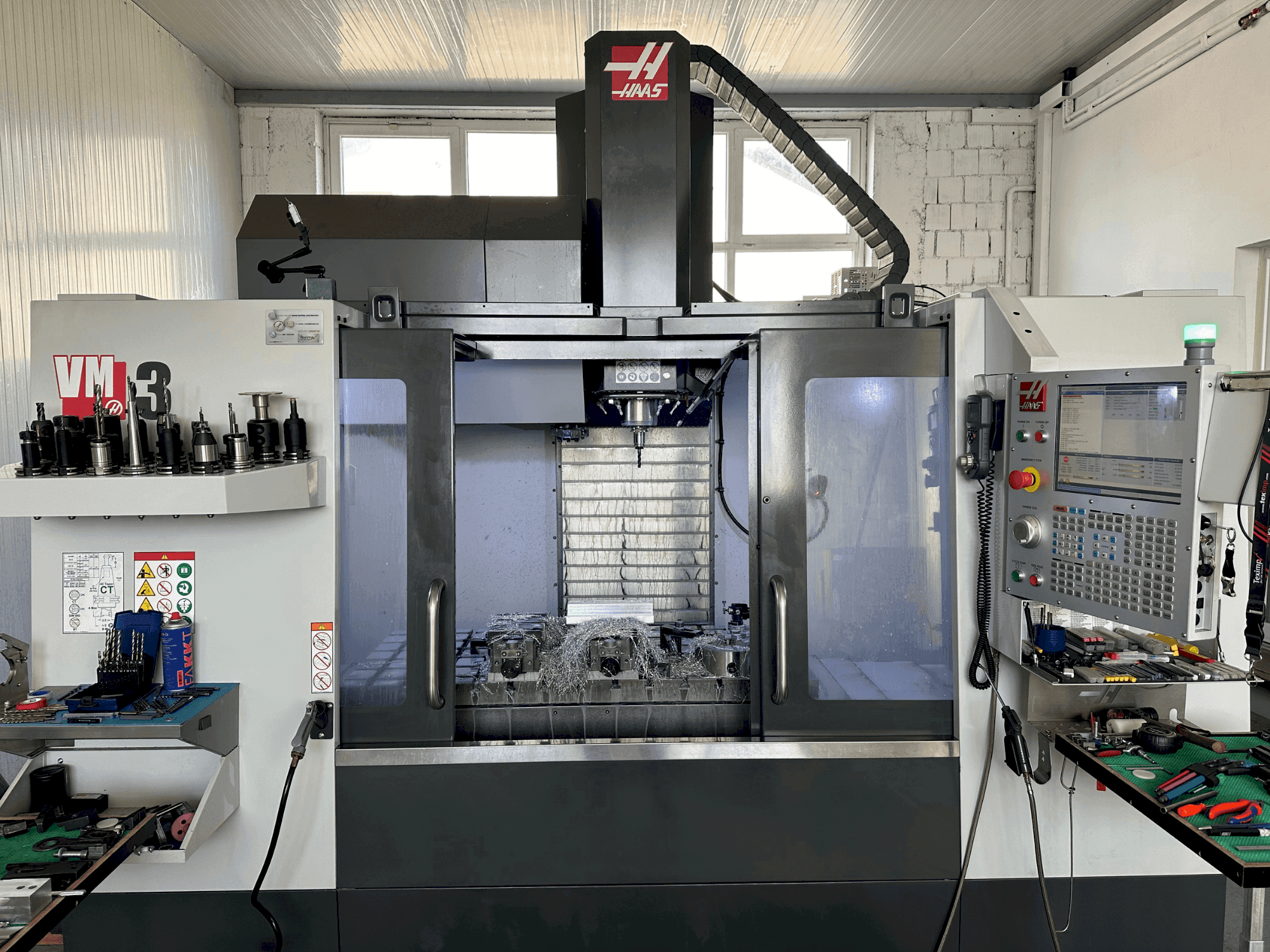 Prikaz stroja HAAS VM-3 sprijeda