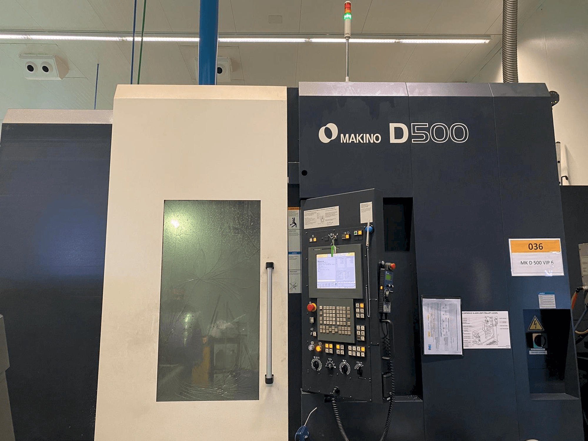 Prikaz stroja Makino D500 sprijeda