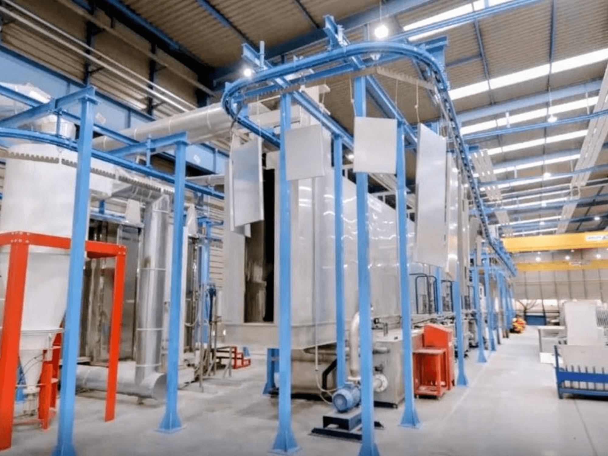 Prednji pogled na stroj za obradu lima CABYCAL LPP u velikom industrijskom prostoru, s prikazom plavog okvira i postavki strojeva.