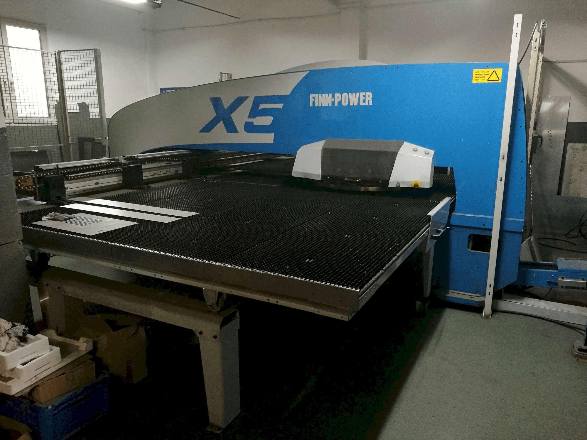 Prikaz lijeve strane stroja Finn-Power X5 12 06