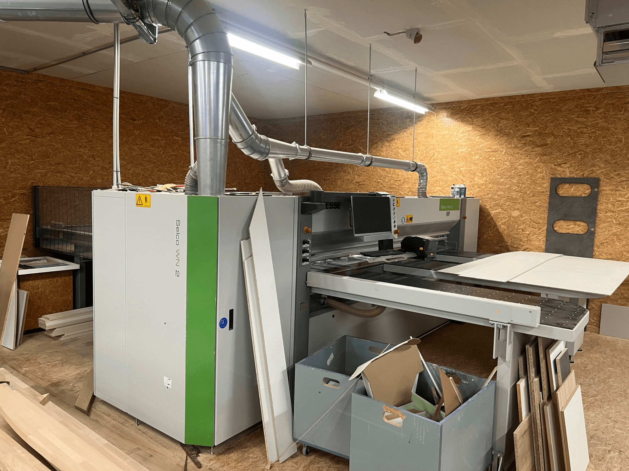 BIESSE Selco WN 2 pločasta pila u radionici, s velikim stolom za rezanje i sustavom za usisavanje prašine, bočni pogled.
