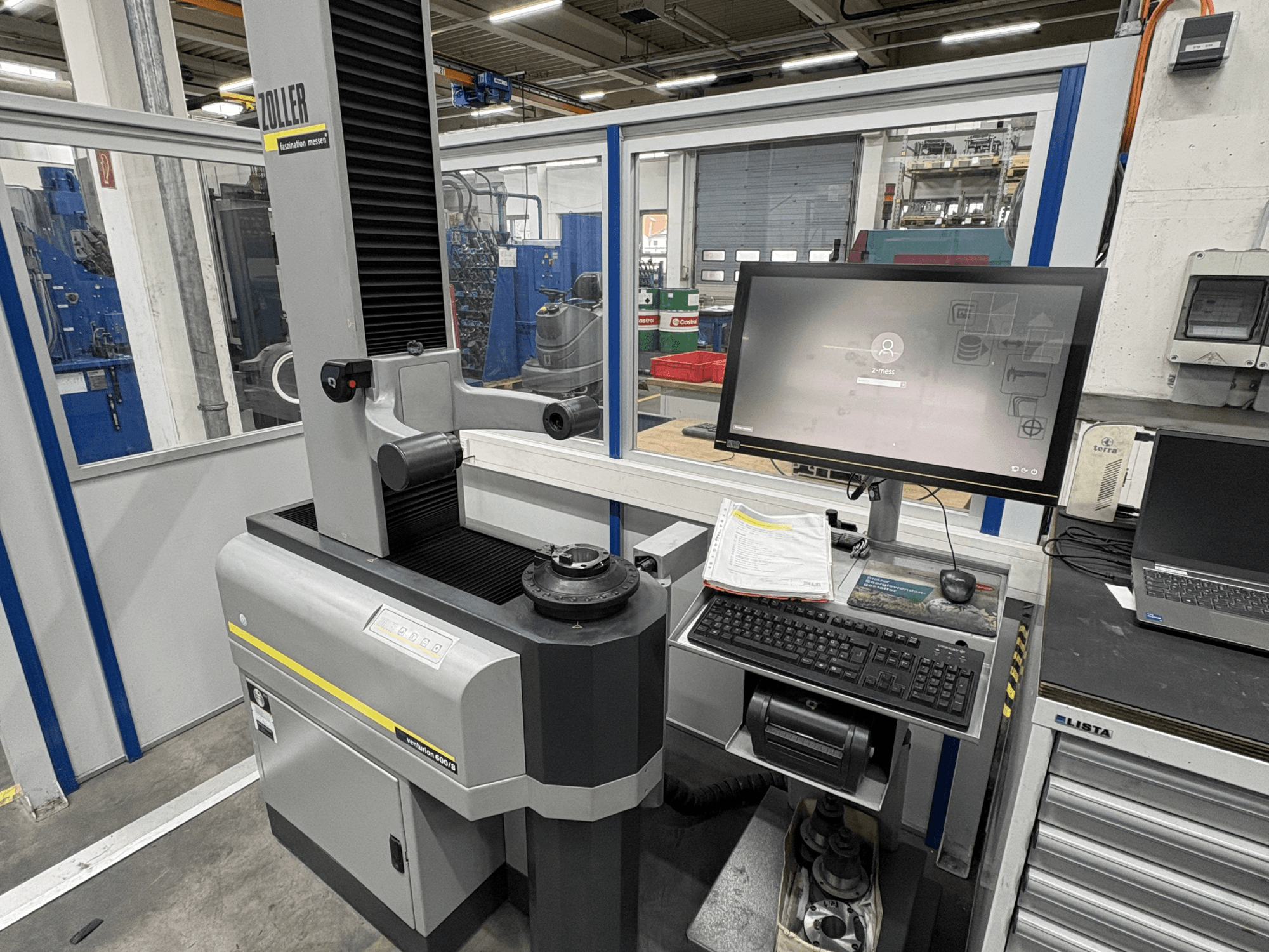 Optički mjerni stroj Zoller Venturion 600/8 u radionici, s bočno prikazanim monitorom, tipkovnicom i mjernom platformom.