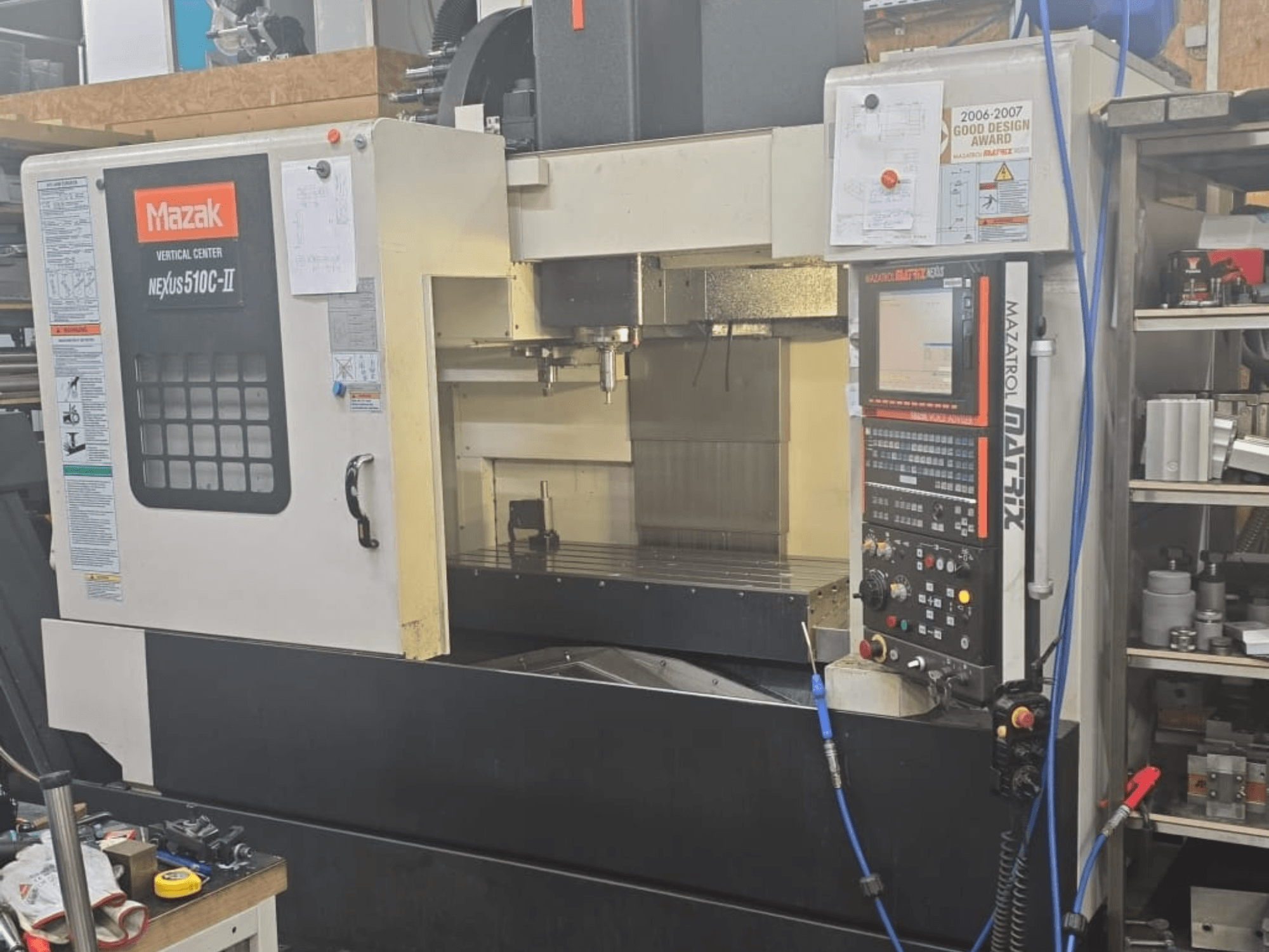 Mazak VERTICAL CENTER NEXUS 510C-II, prednji pogled s upravljačkom pločom, područjem obrade i operativnim značajkama.