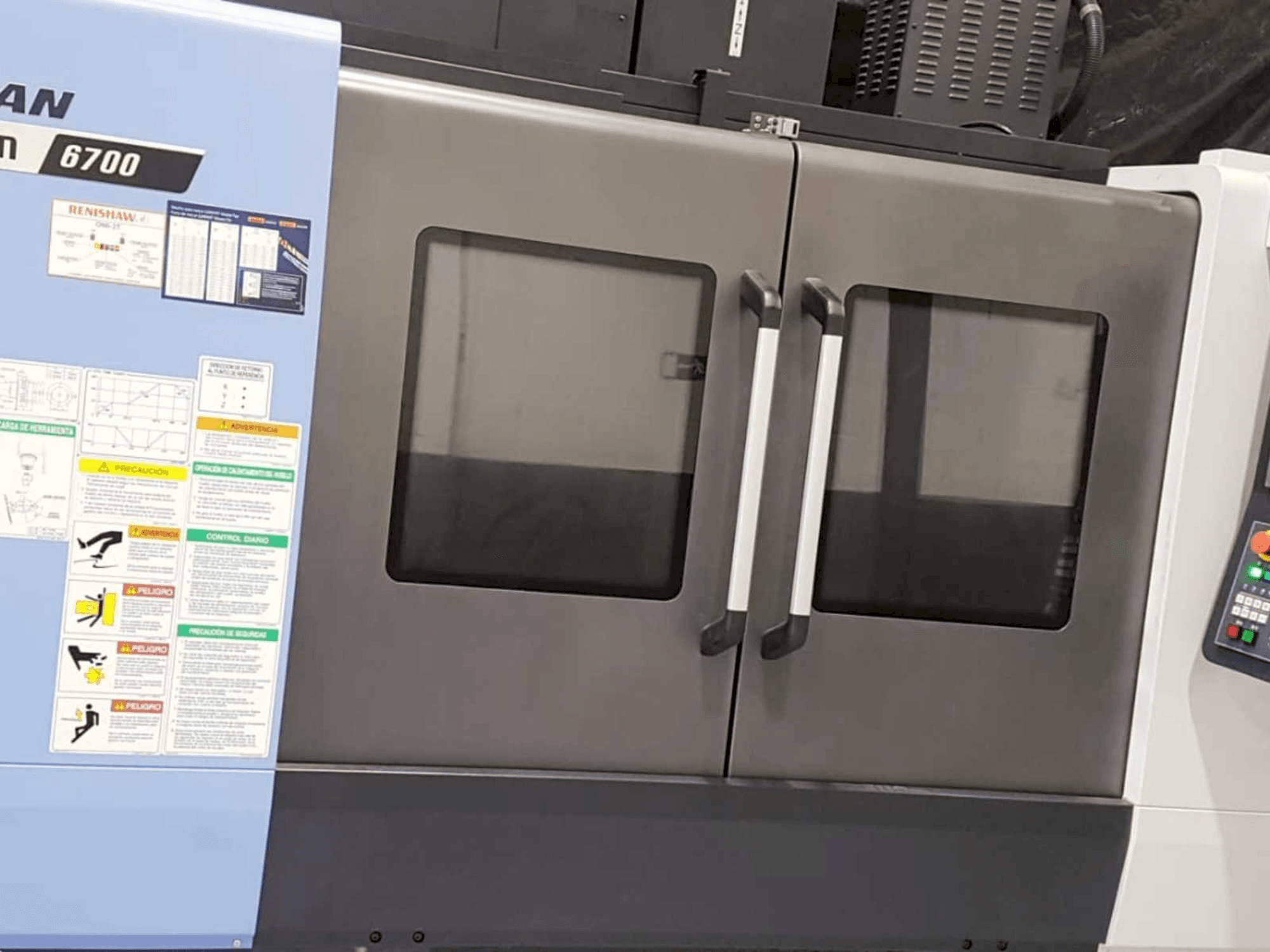 Prikaz stroja Doosan DNM 6700 sprijeda