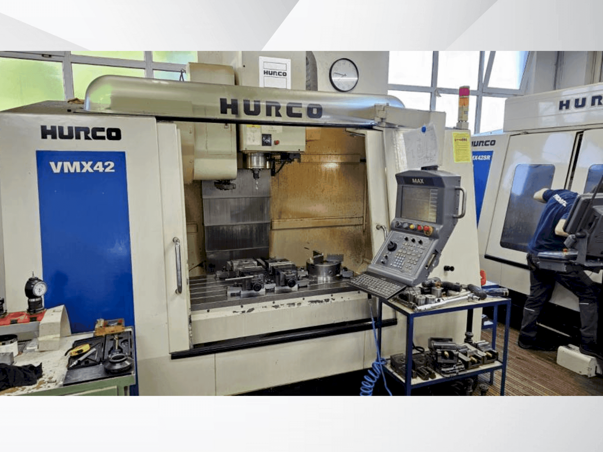 Prikaz stroja Hurco VMX42 sprijeda
