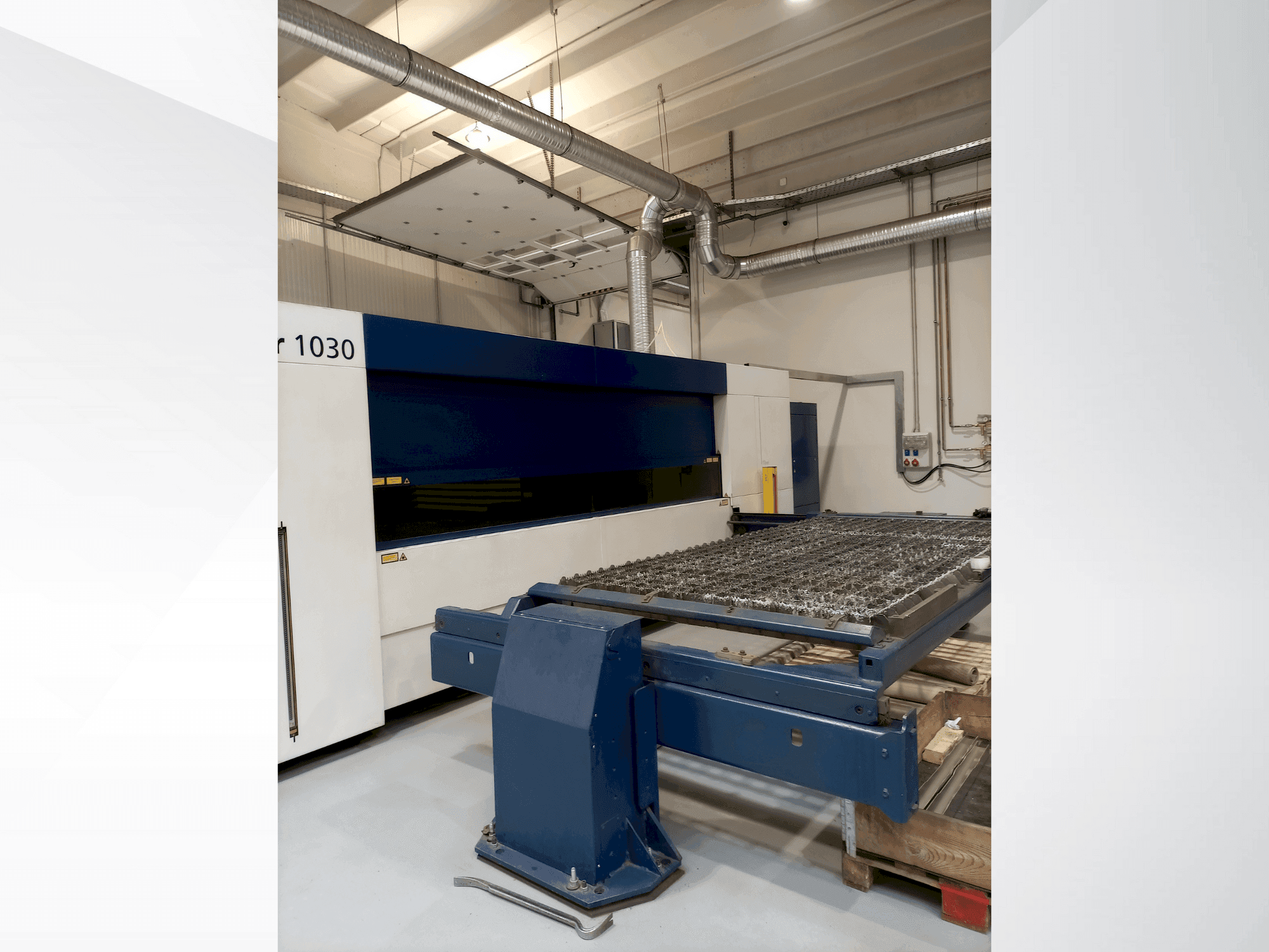 Prikaz stroja TRUMPF TruLaser 1030 sprijeda