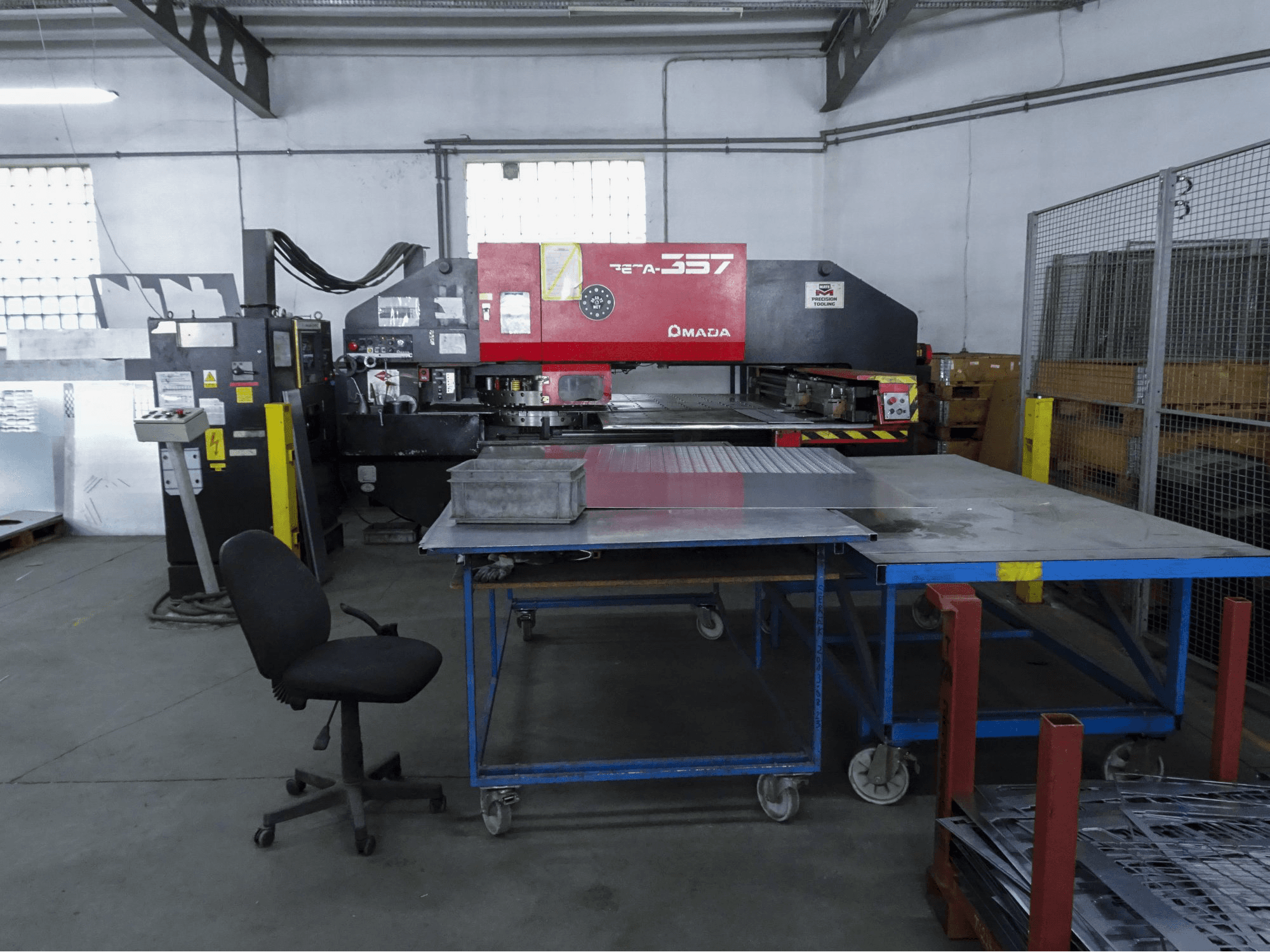 Prikaz stroja AMADA PEGA 357 sprijeda