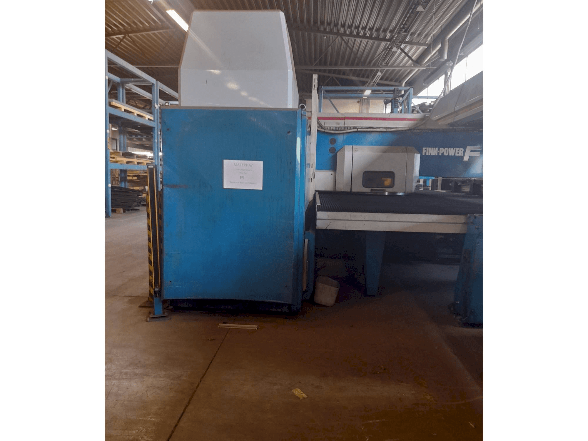 Prikaz stroja Finn-Power sprijeda