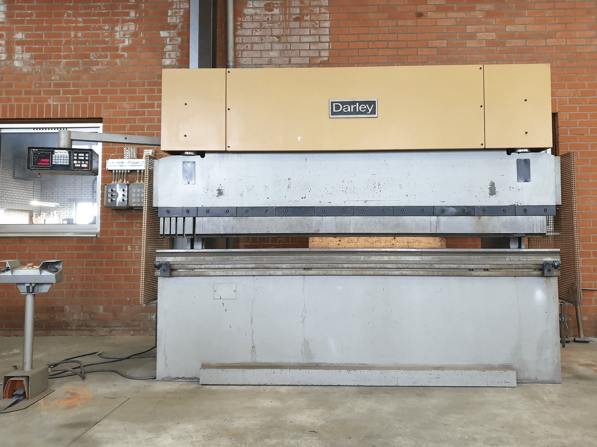 Prikaz stroja Darley EHP 110 31/25 sprijeda