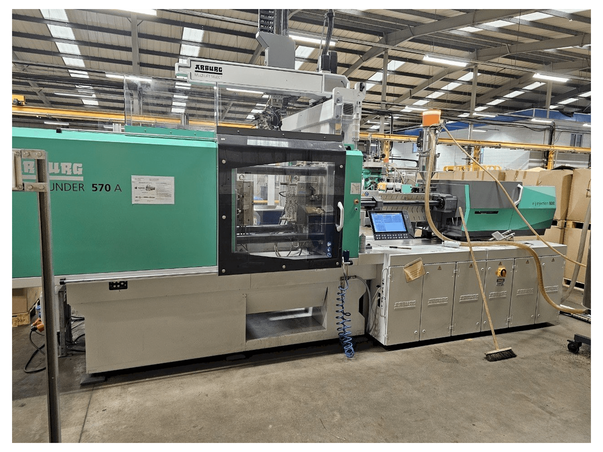 Prikaz stroja Arburg Allrounder 570 A 2000-800 sprijeda