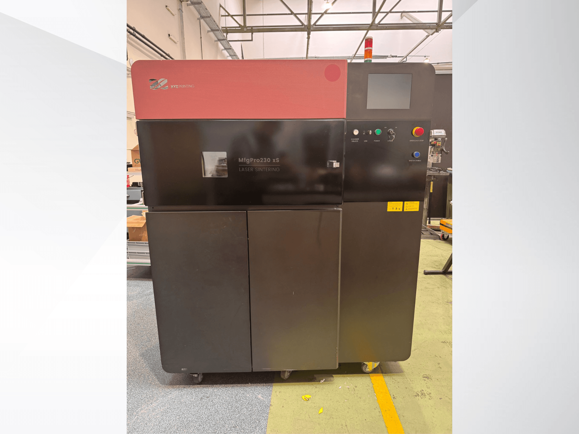 Plastični 3D printer XYZprinting MfgPro230 xS u prednjem pogledu, s upravljačkom pločom i upozoravajućim svjetlima.