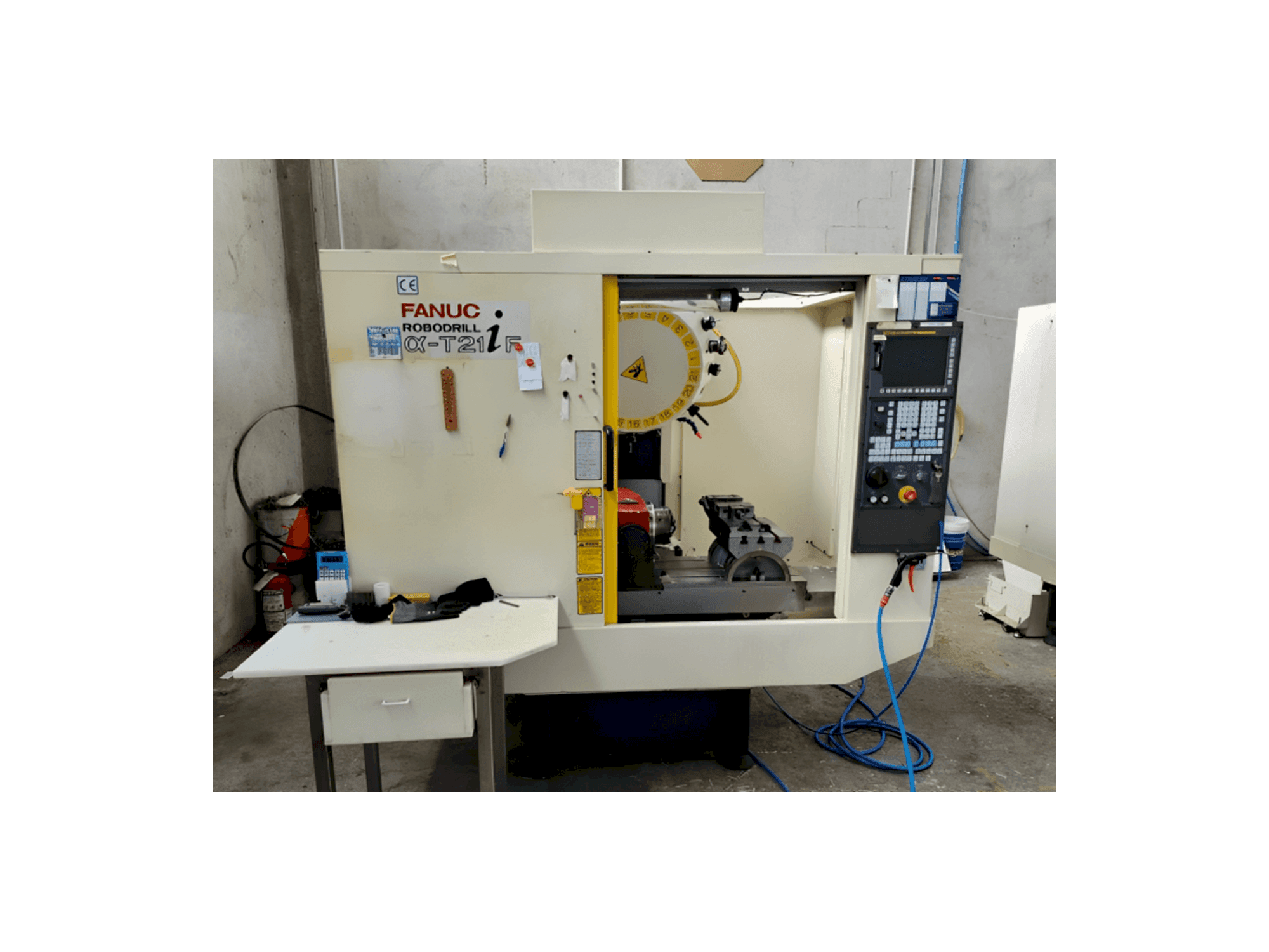 Prikaz stroja FANUC Robodrill Alpha T21iF sprijeda