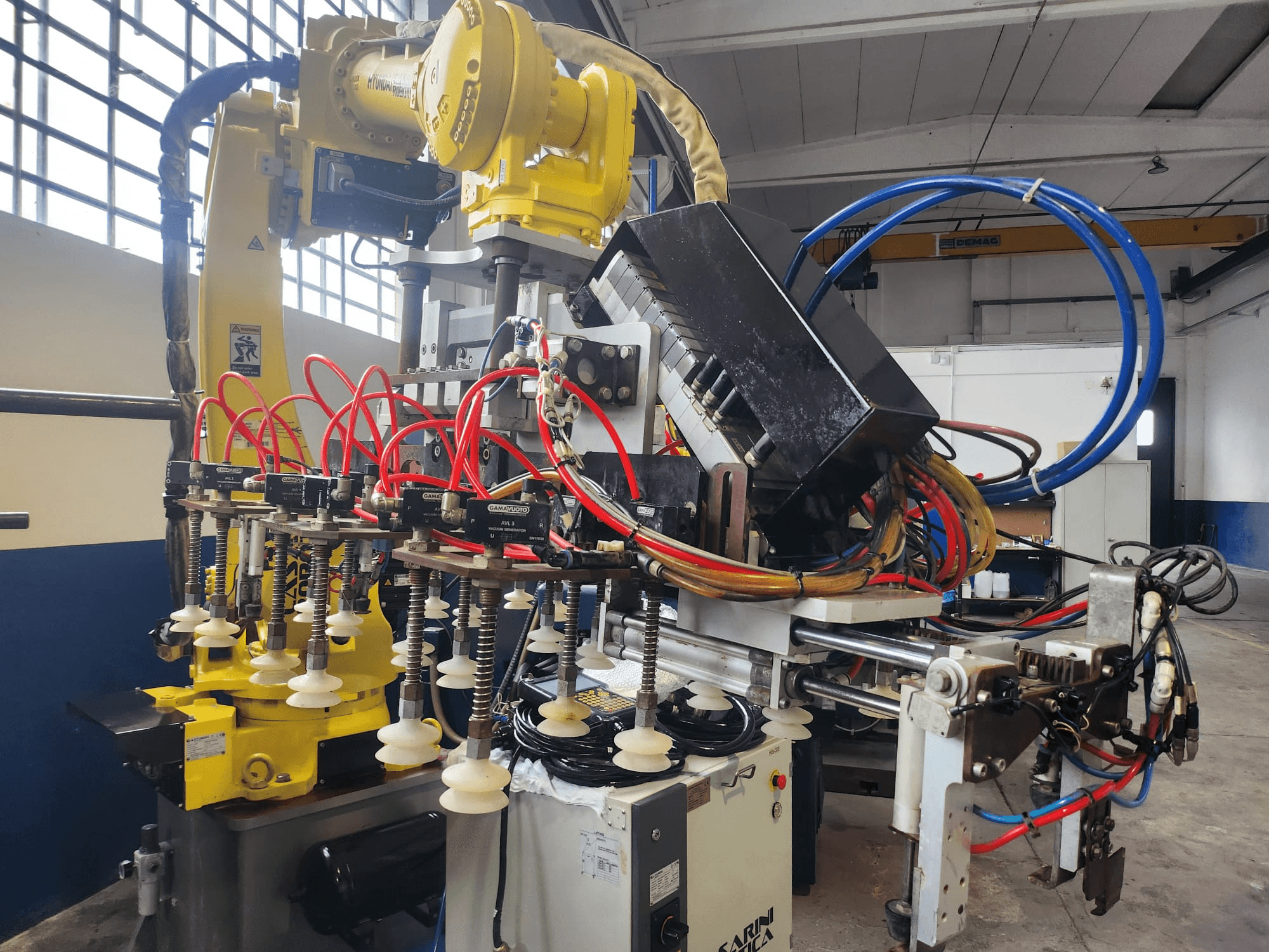 Robotska ruka Hyundai Hi 5a-S s prednje strane, s više crijeva, upravljačkih komponenti i složenim rasporedom kabela.