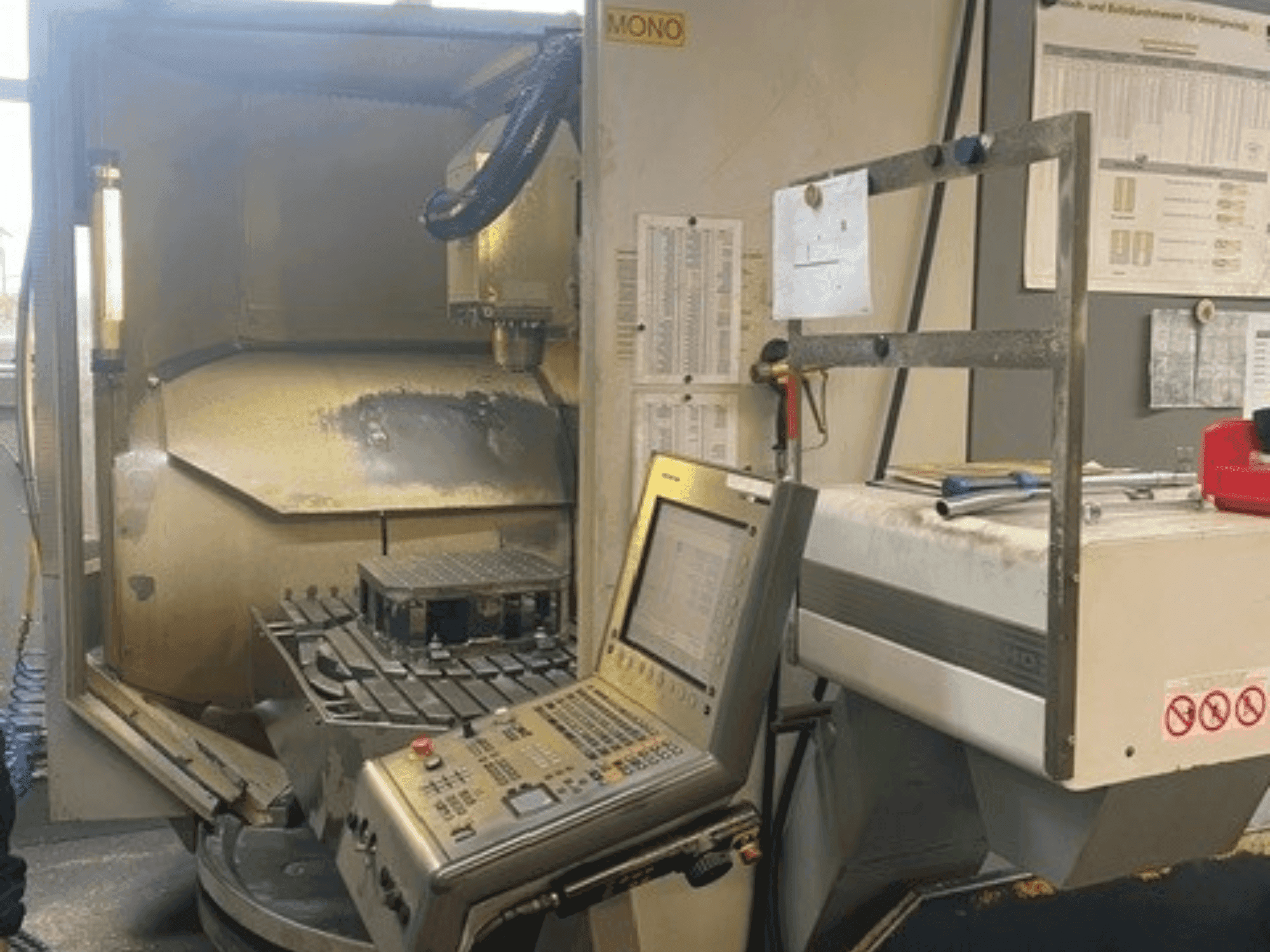 Prikaz stroja DECKEL MAHO DMU 80 monoBLOCK simultan sprijeda