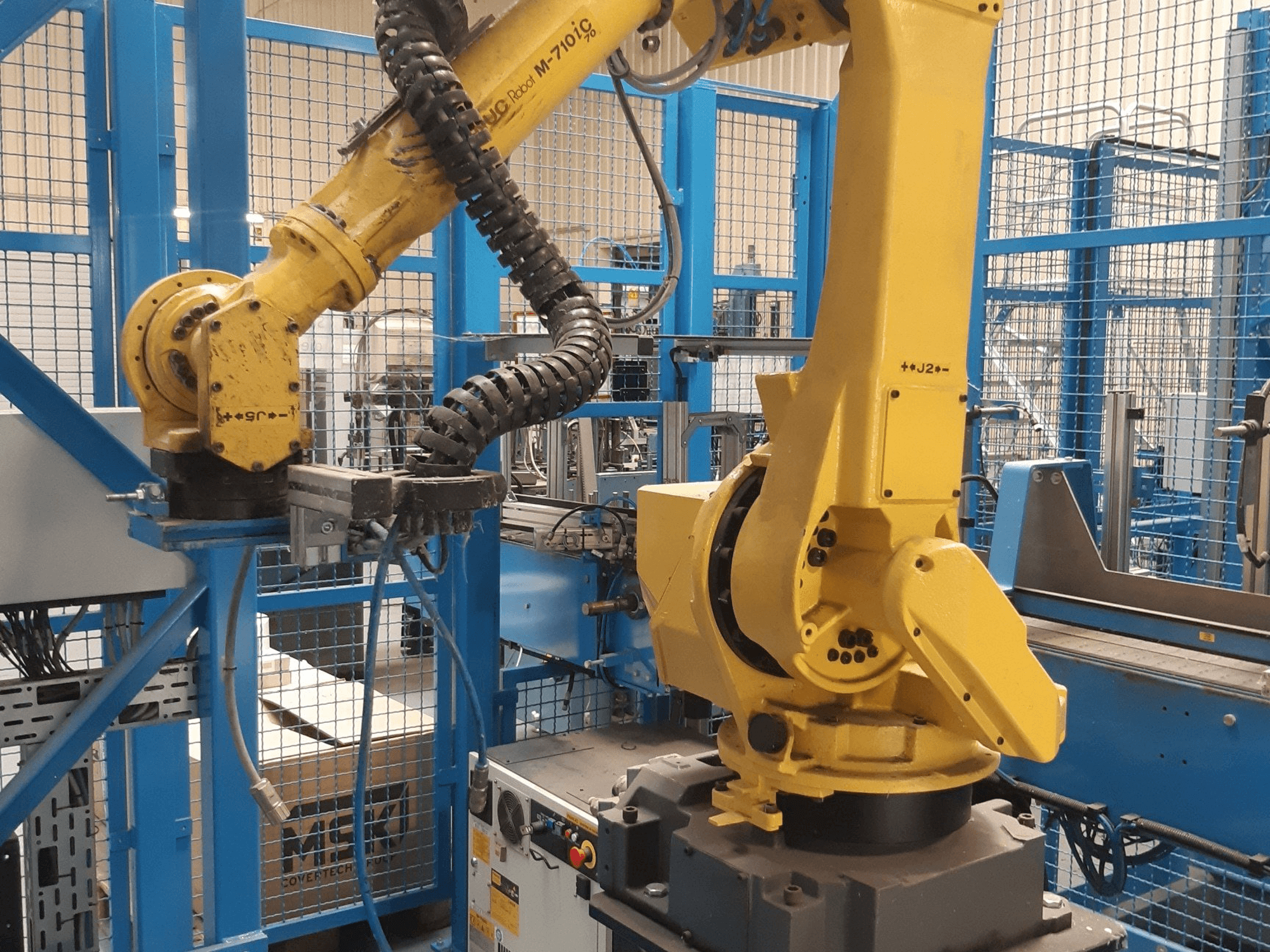 Prikaz stroja FANUC M-710iC (2015) sprijeda