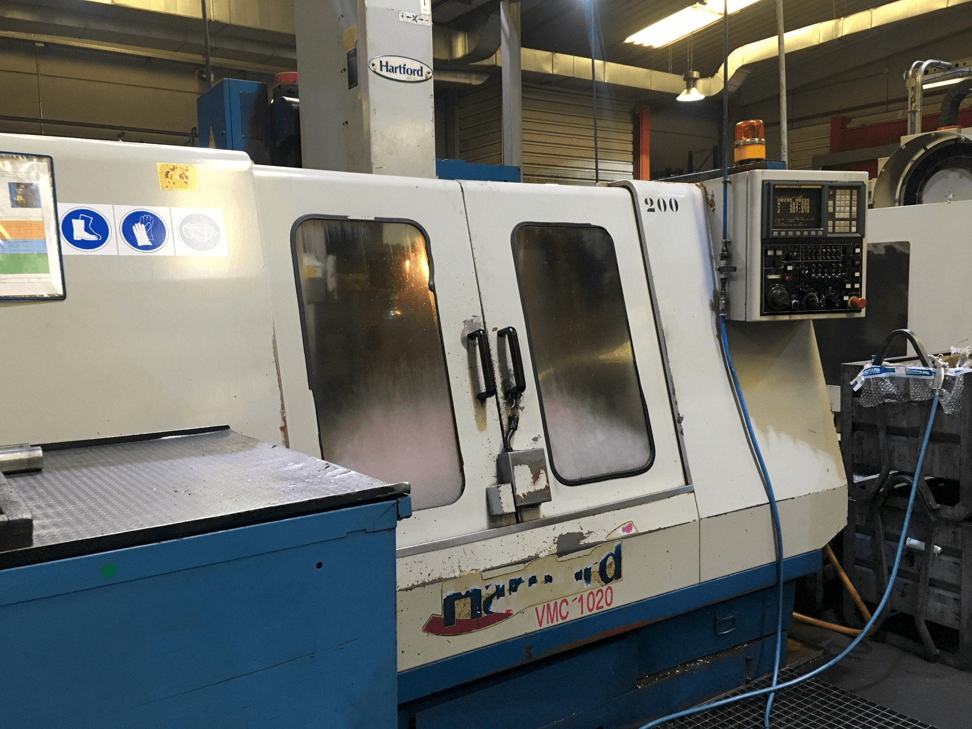 Prikaz stroja Hartford VMC-1020S sprijeda