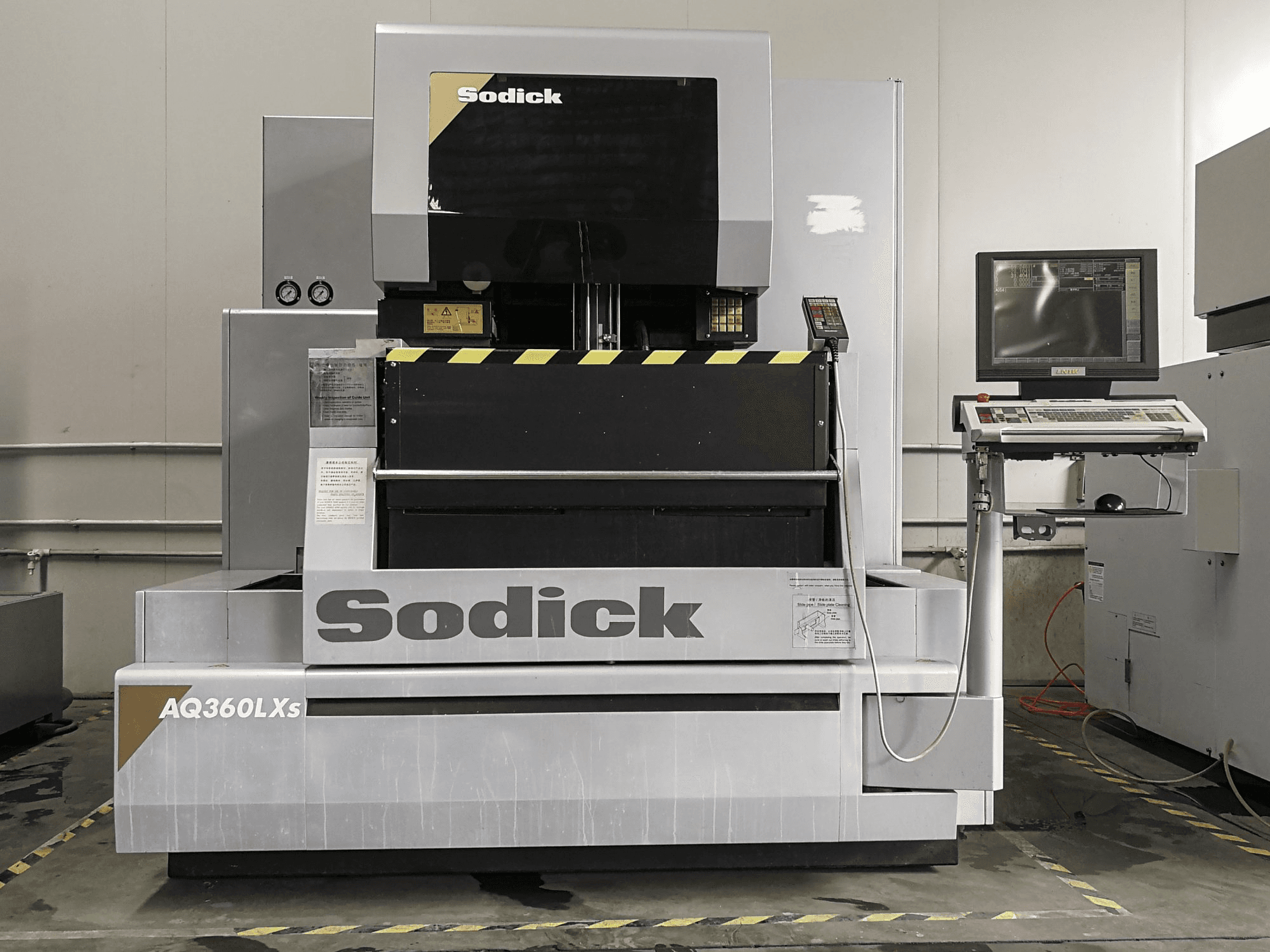 Prikaz stroja Sodick AQ360LXS sprijeda